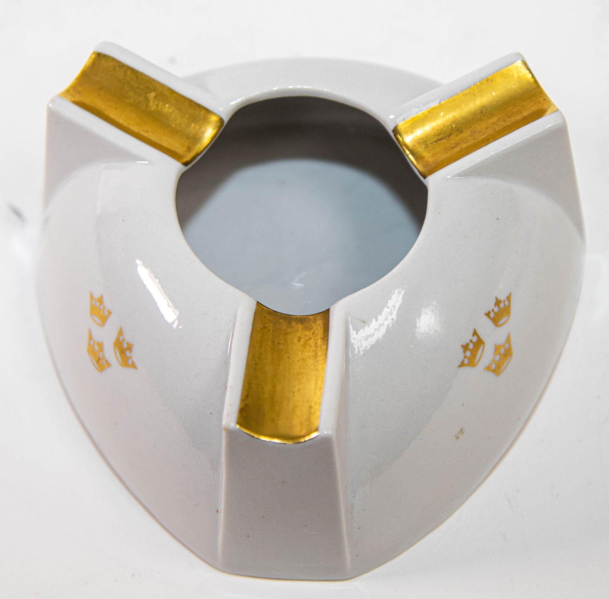 Vintage Art Deco style Fasold & Stauch Iconic Swedish American Line Triangular Porcelain Ashtray.
This vintage Art Deco Fasold & Stauch porcelain ashtray is a stunning collector's piece, a testament to the elegance of its era.
Hand-Crafted for the
