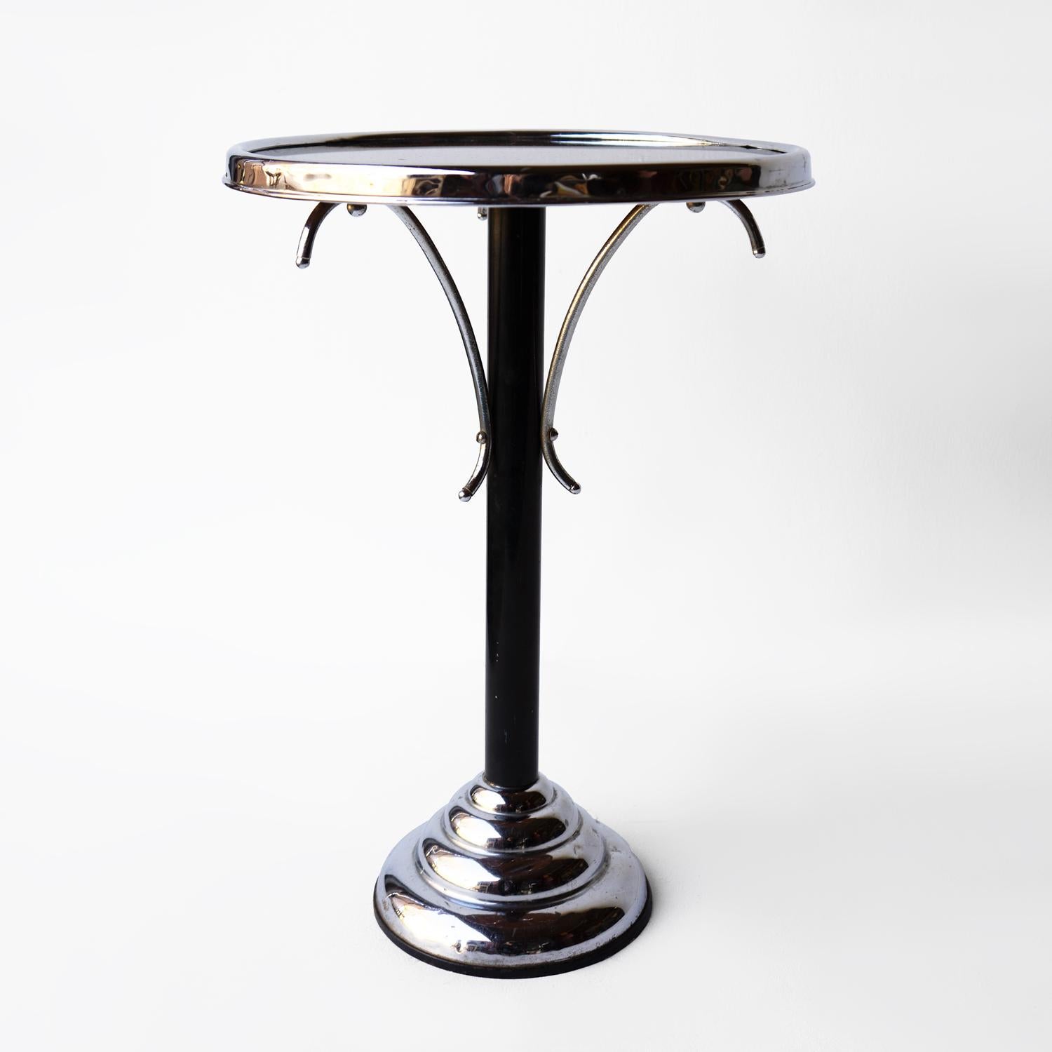 RUNDER BEISTELL-/SOFATISCH, 1930ER JAHRE

Ein stilvoller Beistelltisch im Art-Déco-Stil mit einer Platte aus Schildpattglas auf einem schwarzen Metallstiel mit einem verchromten, abgestuften Sockel und verchromten Akzentstützen.

Wahrscheinlich aus