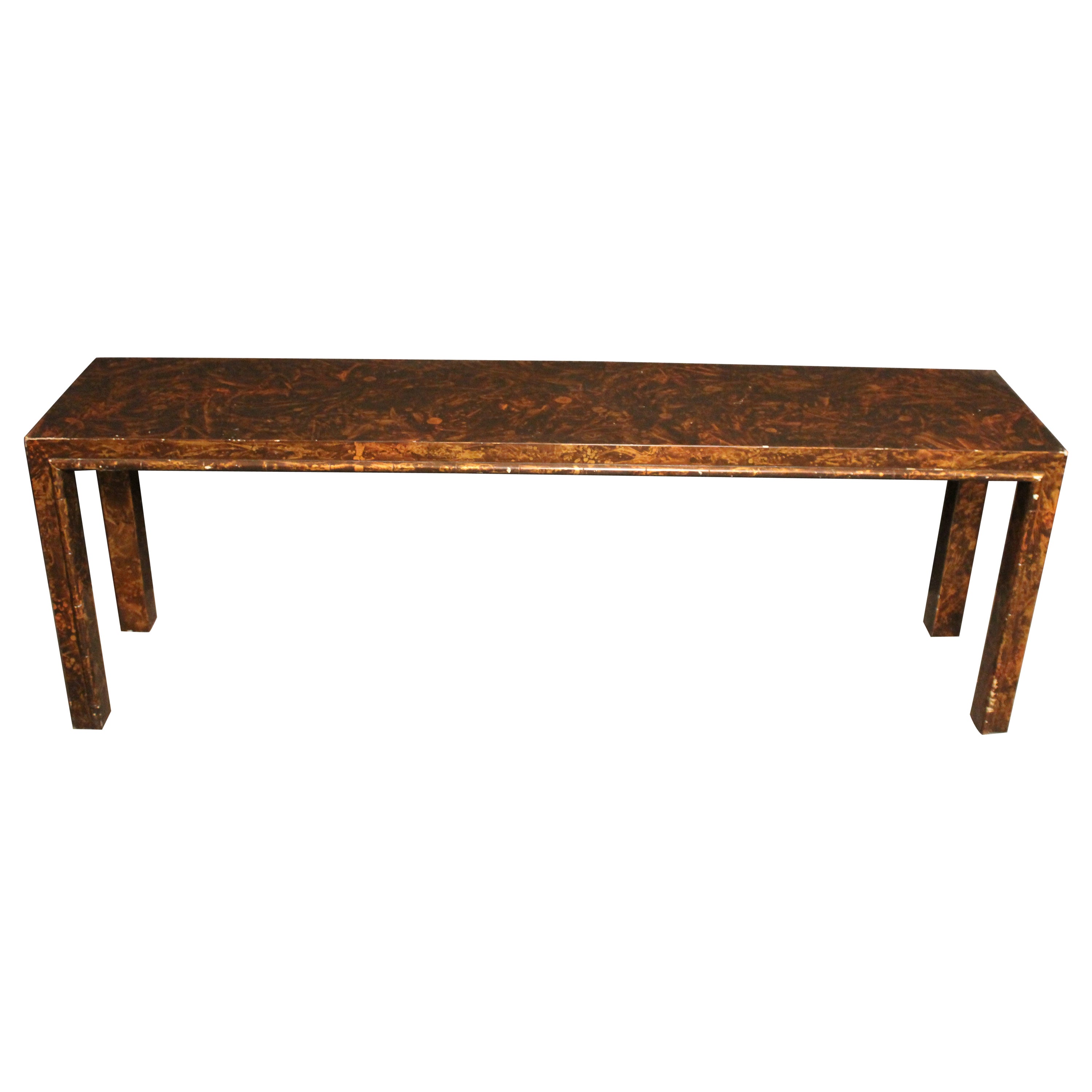 Abbraccia l'esotismo del design Art Déco con questa affascinante consolle vintage! Caratterizzato da un motivo di finto bambù e rifinito con una lacca tartarugata dorata, questo pezzo trasformerà sicuramente qualsiasi spazio da banale a eccitante!