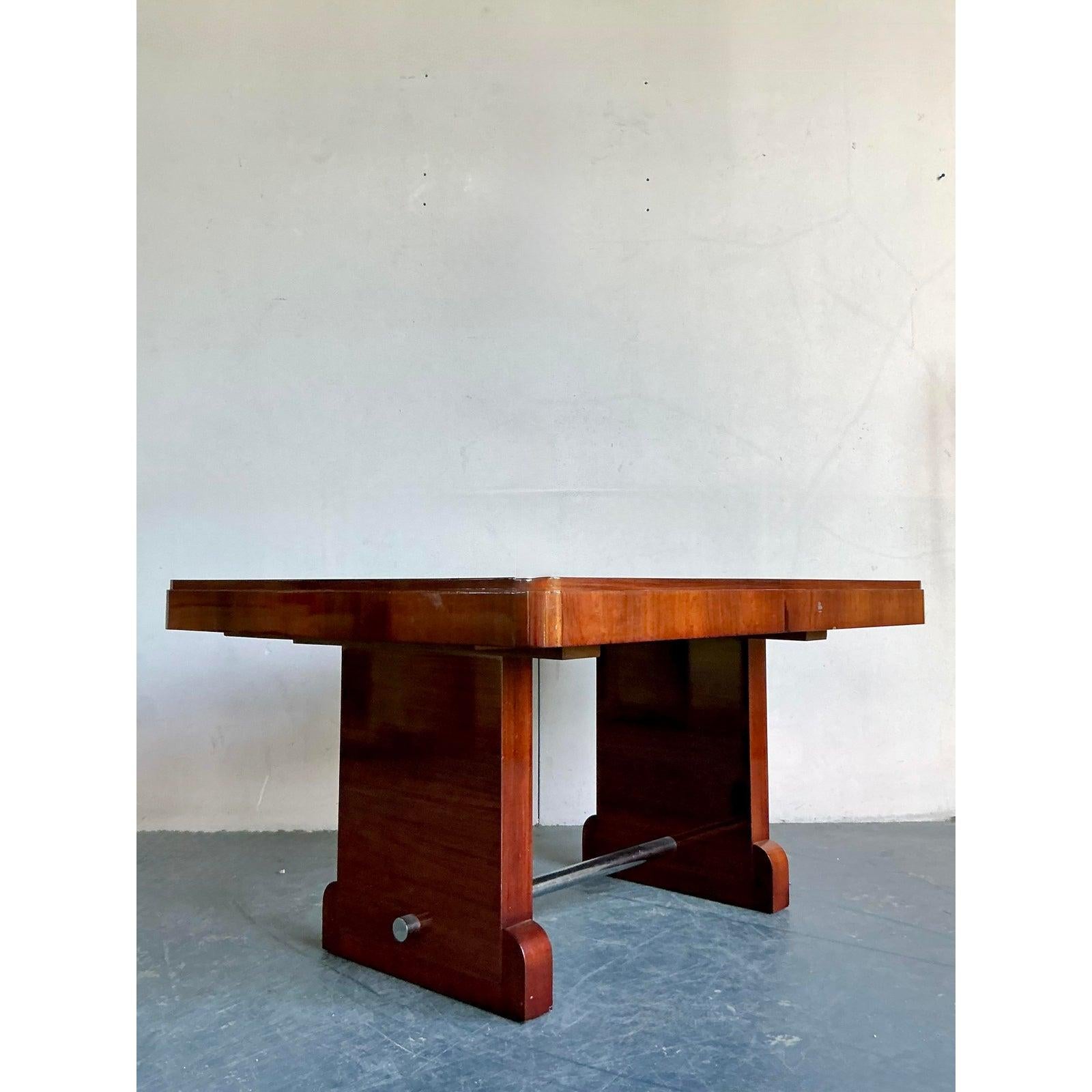 Vintage Art of Vintage Art of Vintage Art of Vintage Art of Vintage Art of Vintage Art of Vintage Art of Vintage Art of Vintage Art of Vintage Table à manger extensible en acajou flammé Bon état - En vente à West Palm Beach, FL