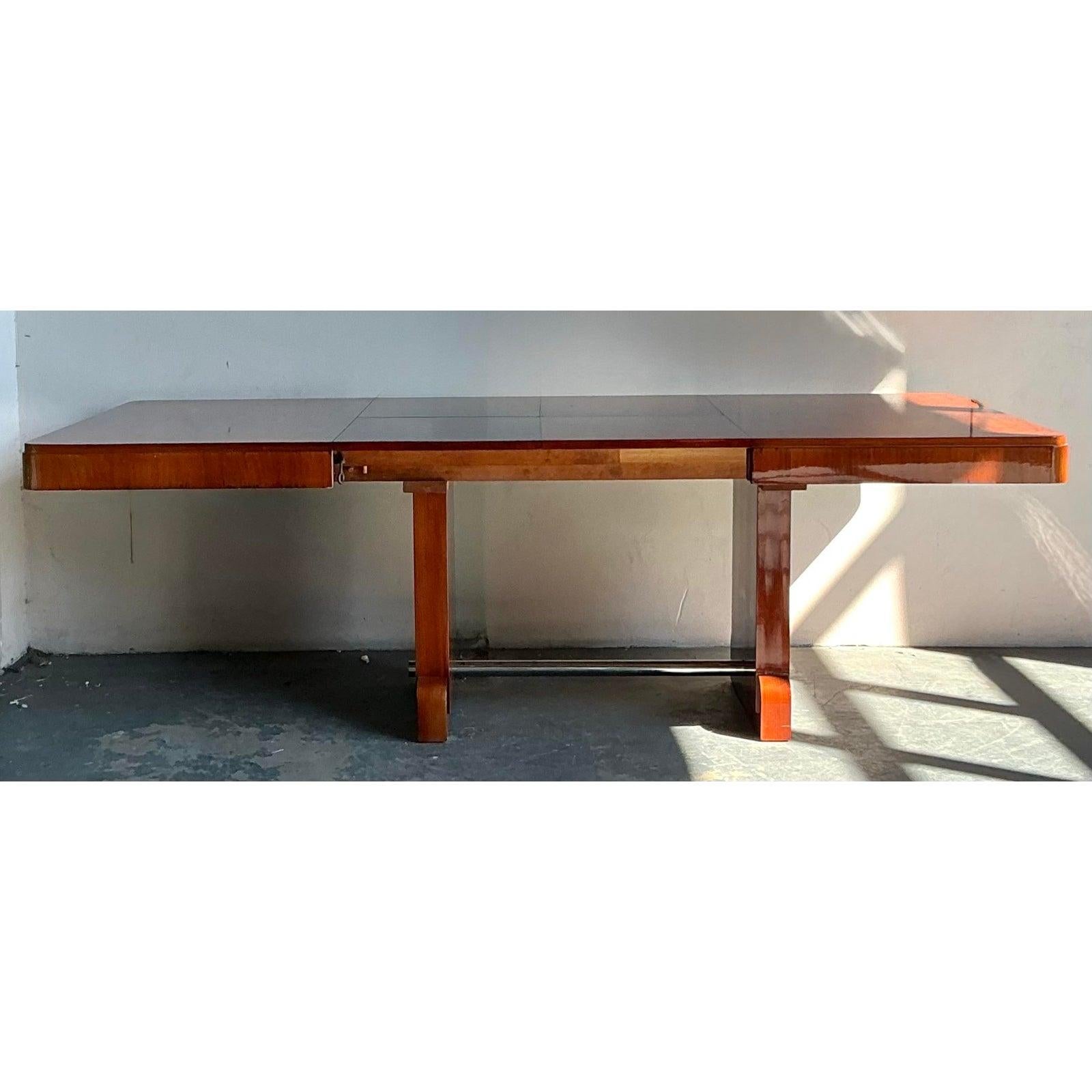 20ième siècle Vintage Art of Vintage Art of Vintage Art of Vintage Art of Vintage Art of Vintage Art of Vintage Art of Vintage Art of Vintage Art of Vintage Table à manger extensible en acajou flammé en vente