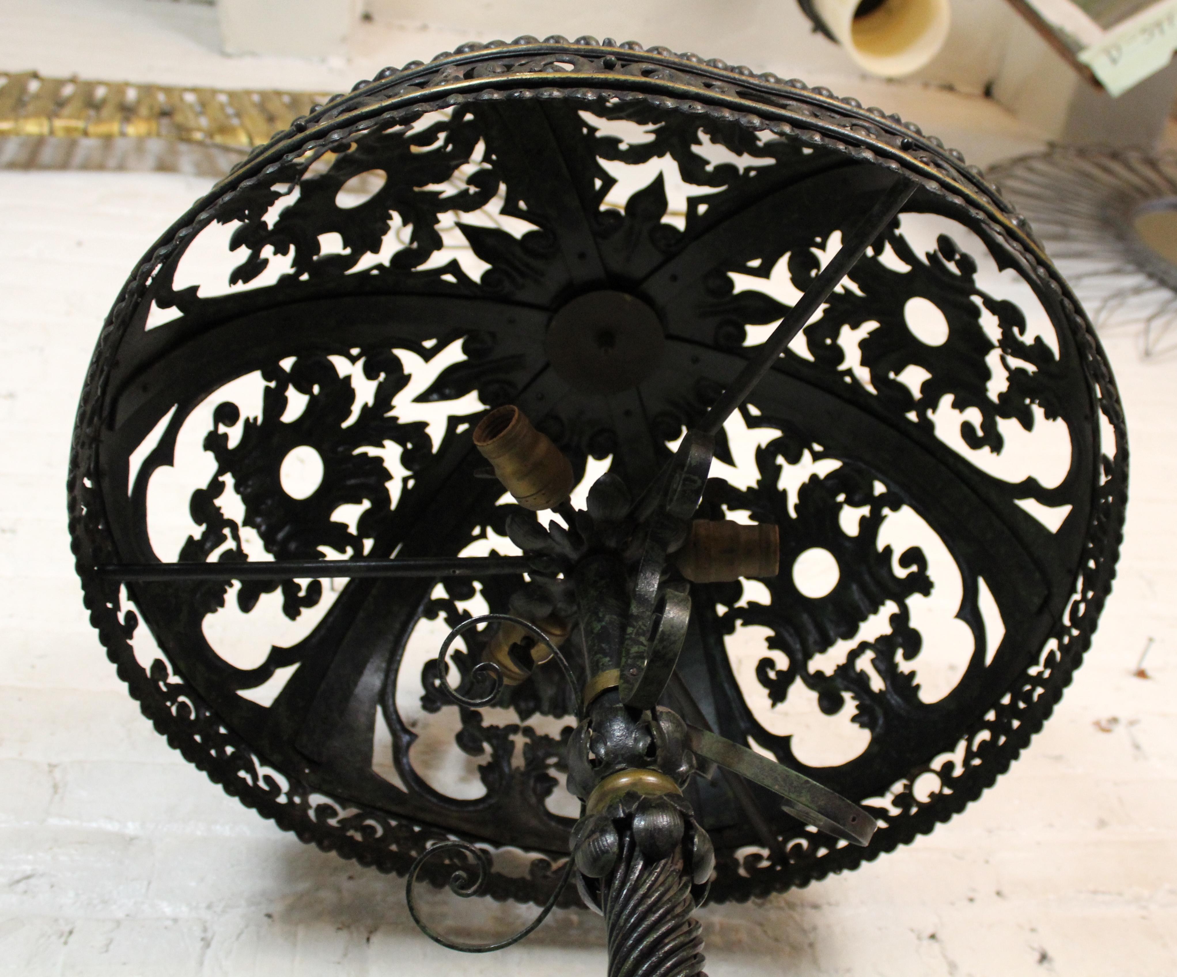 Antike Stehlampe aus Eisen im Jugendstil mit Blumen im Angebot 4