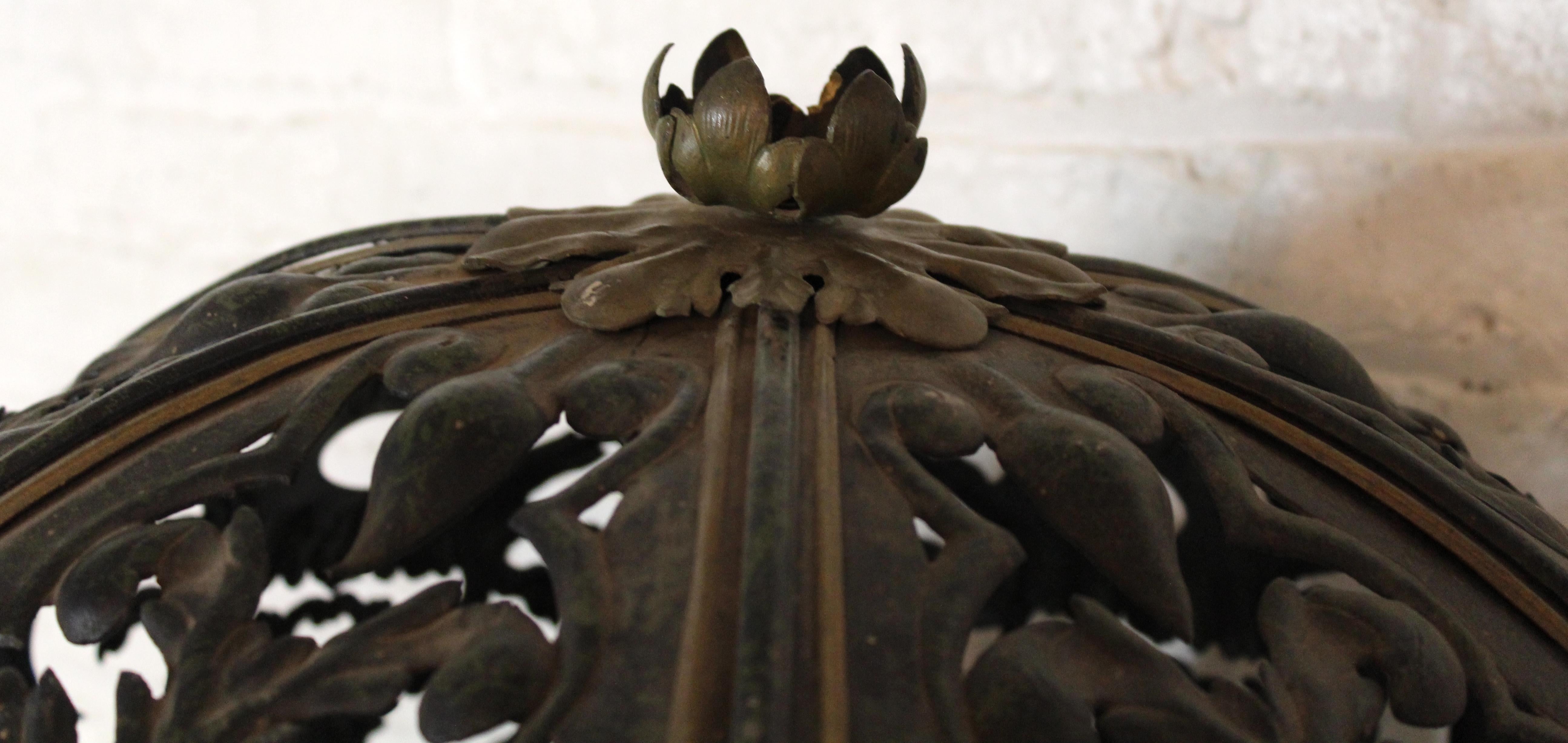 Antike Stehlampe aus Eisen im Jugendstil mit Blumen (Unbekannt) im Angebot