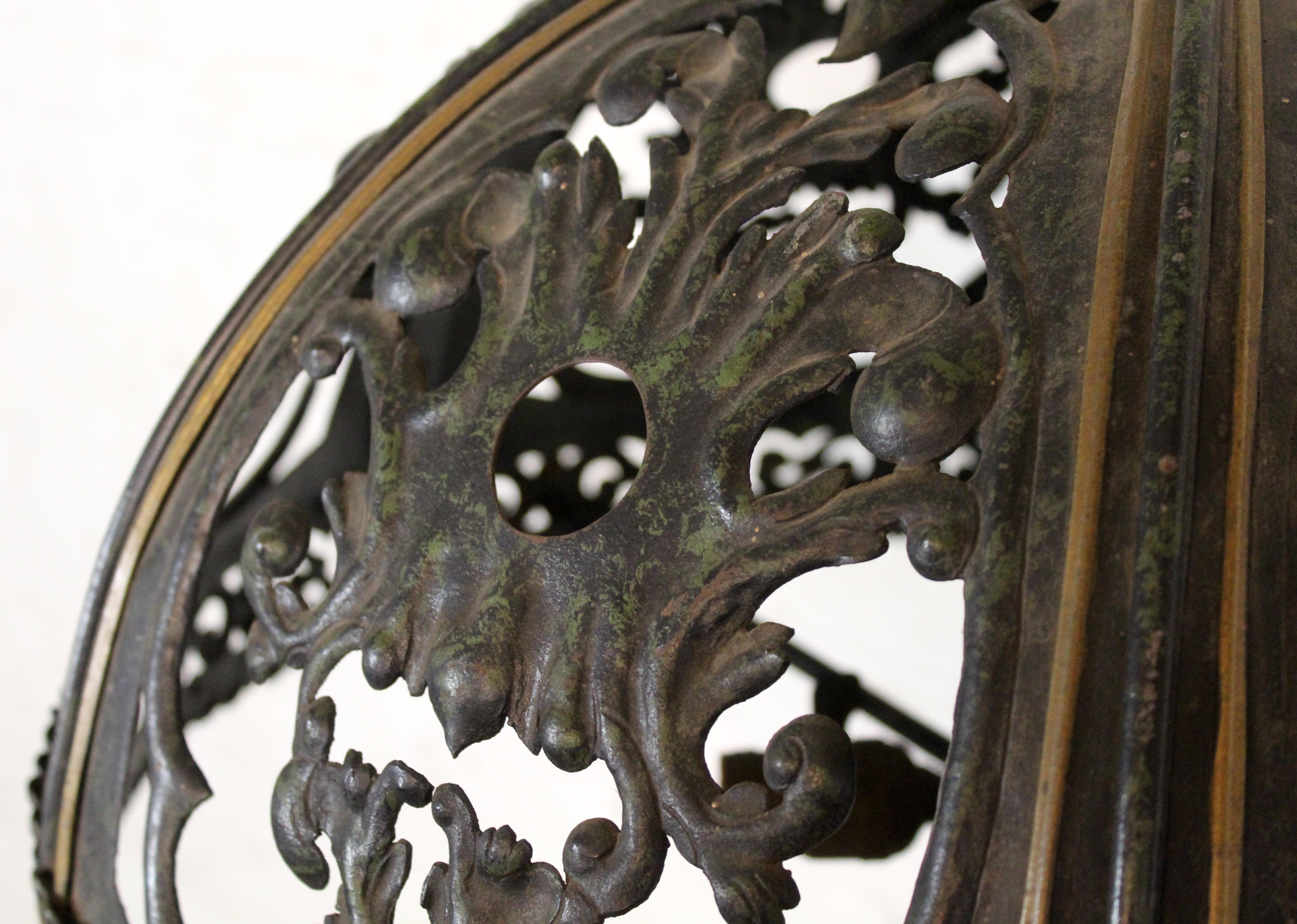 Antike Stehlampe aus Eisen im Jugendstil mit Blumen im Zustand „Gut“ im Angebot in Brooklyn, NY