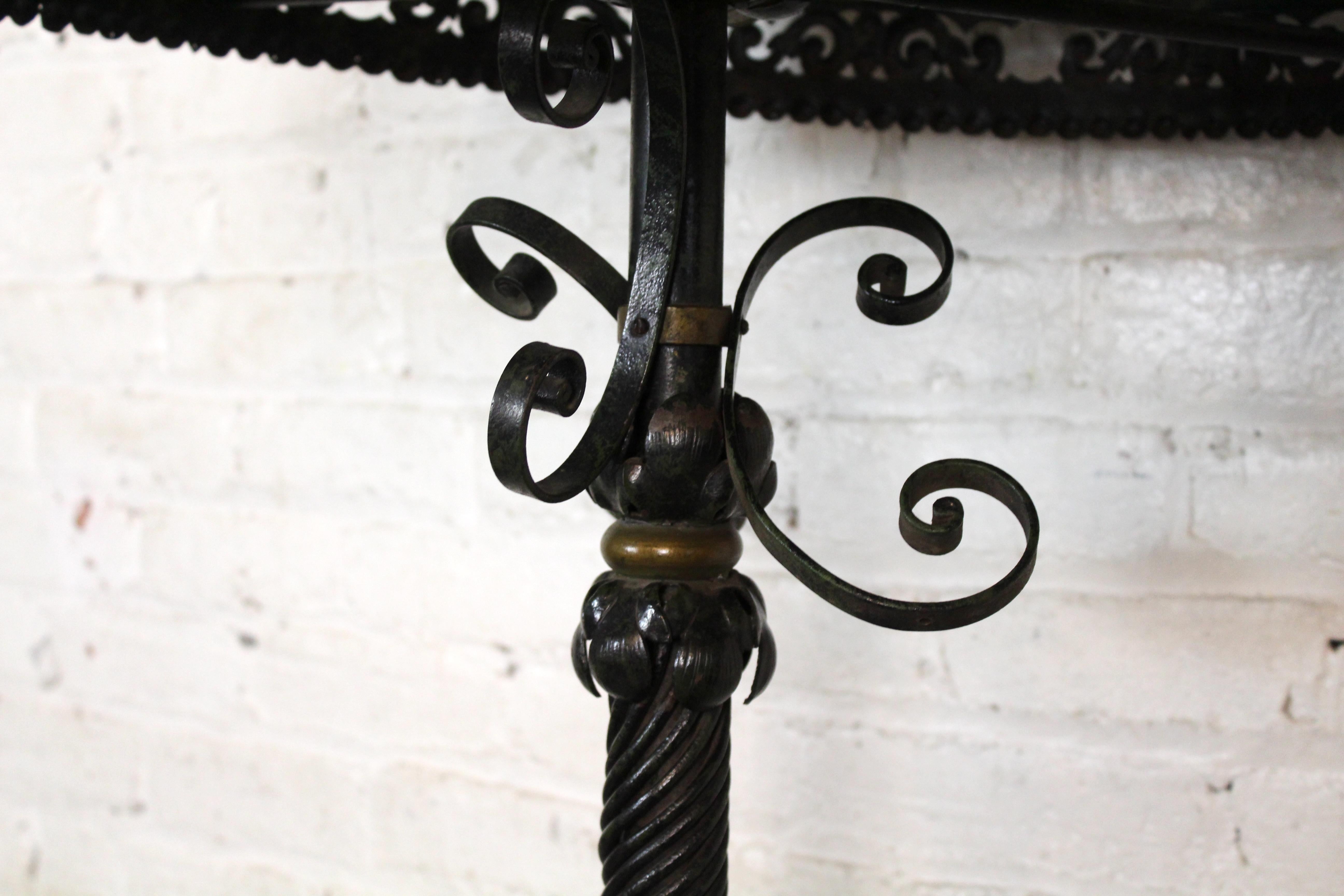 Antike Stehlampe aus Eisen im Jugendstil mit Blumen (20. Jahrhundert) im Angebot