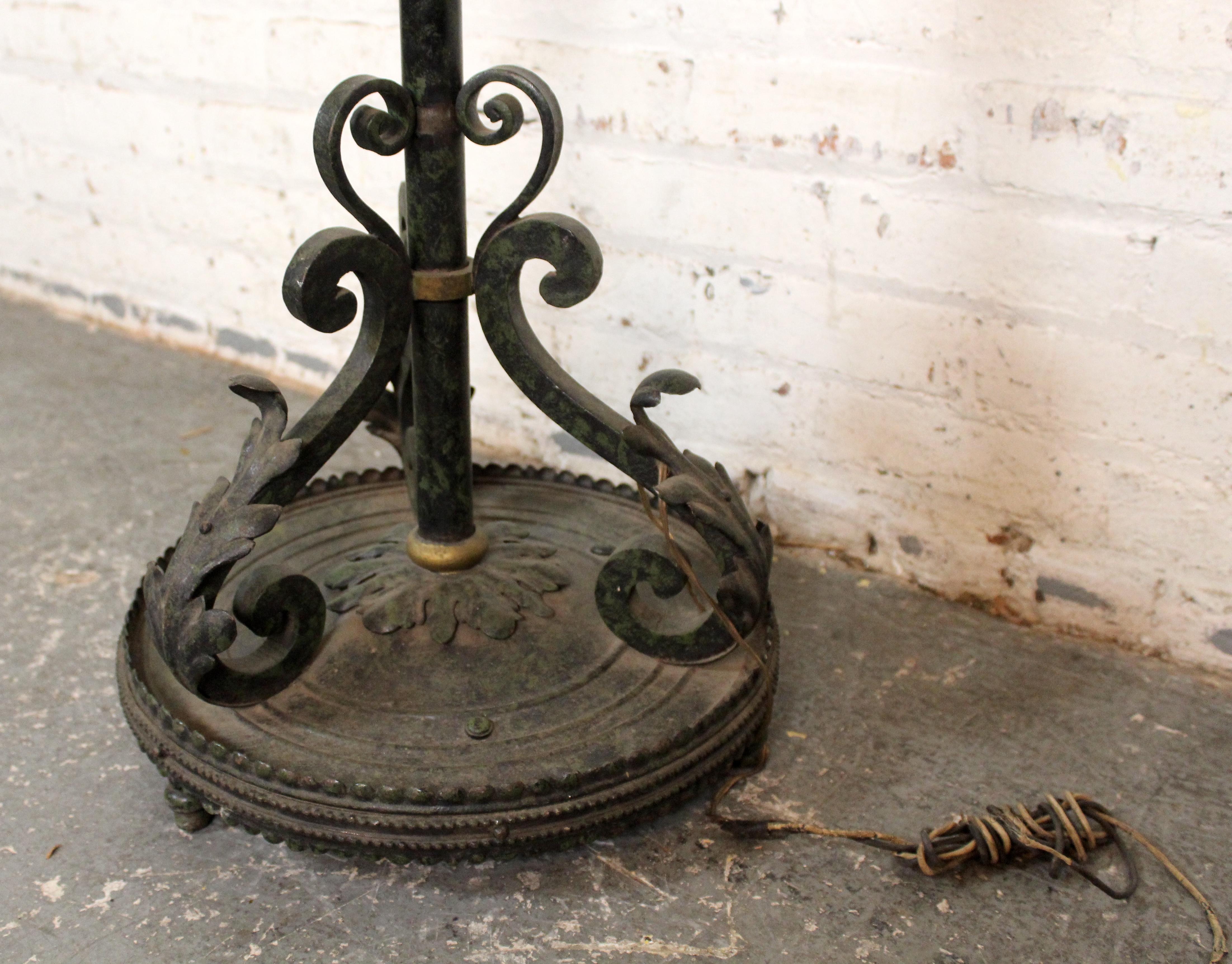 Antike Stehlampe aus Eisen im Jugendstil mit Blumen im Angebot 2