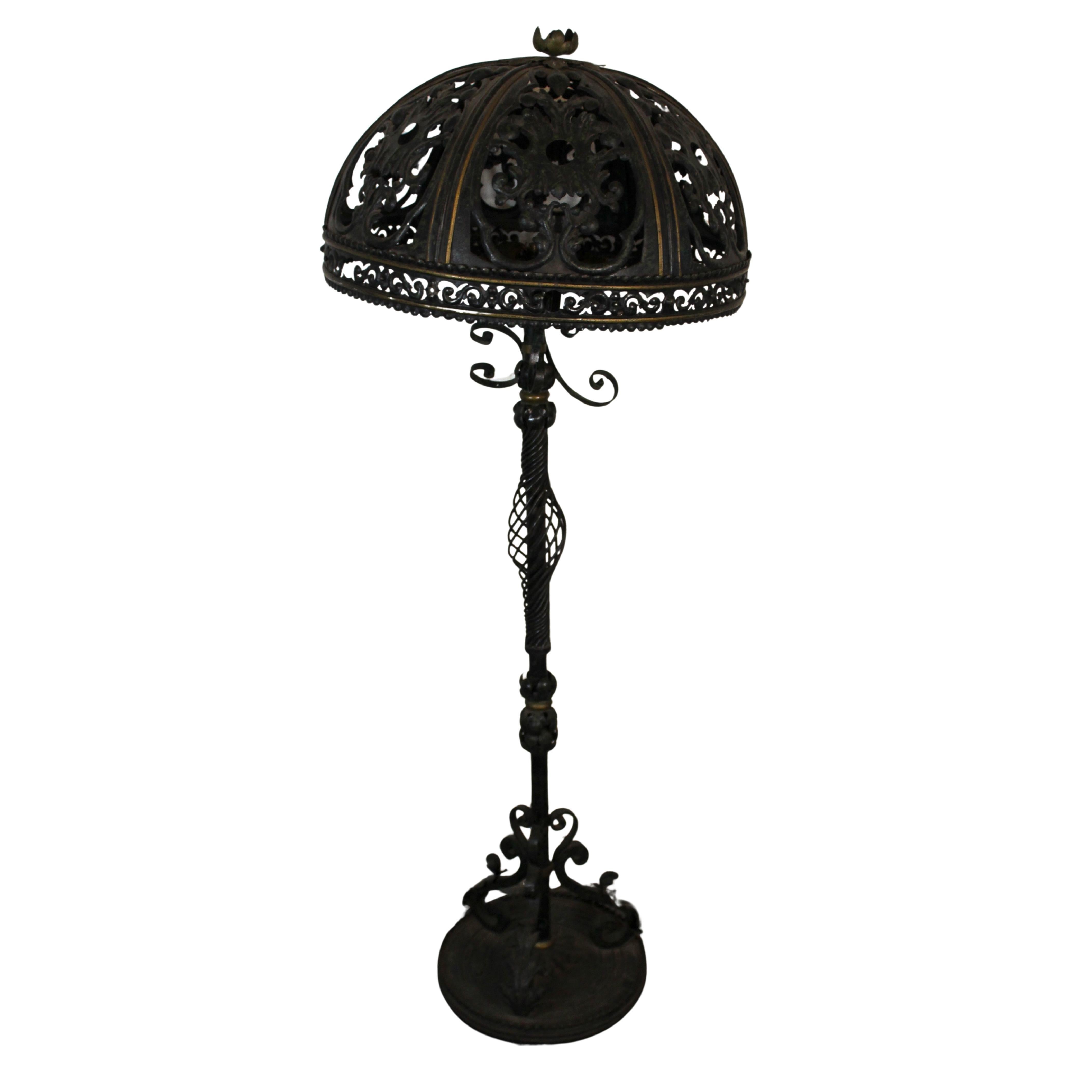 Antike Stehlampe aus Eisen im Jugendstil mit Blumen im Angebot