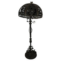 Antike Stehlampe aus Eisen im Jugendstil mit Blumen