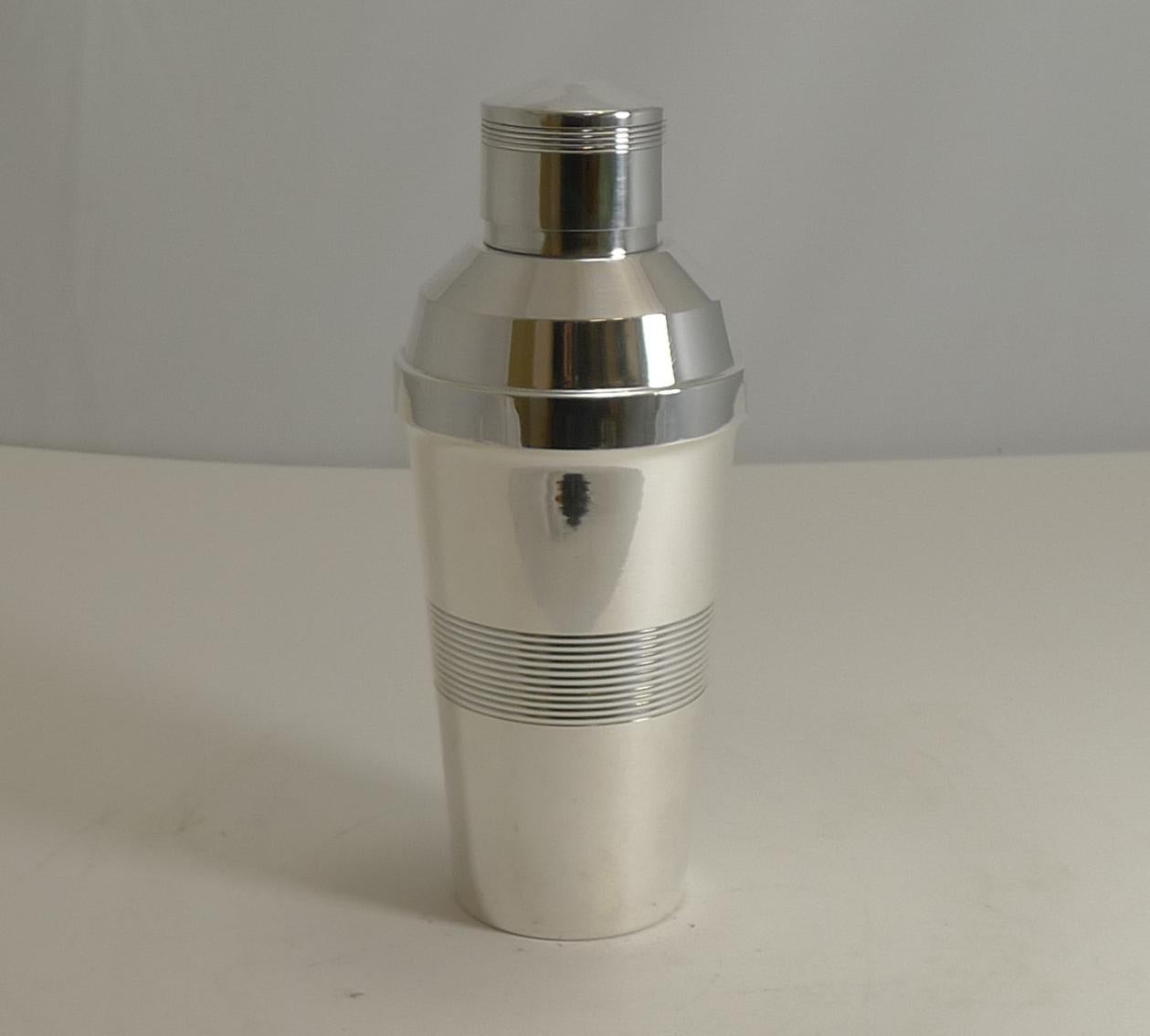 Vintage Art Deco French Cocktail Shaker circa 1930 by Orfèvrerie Phenix In Good Condition In Bath, GB