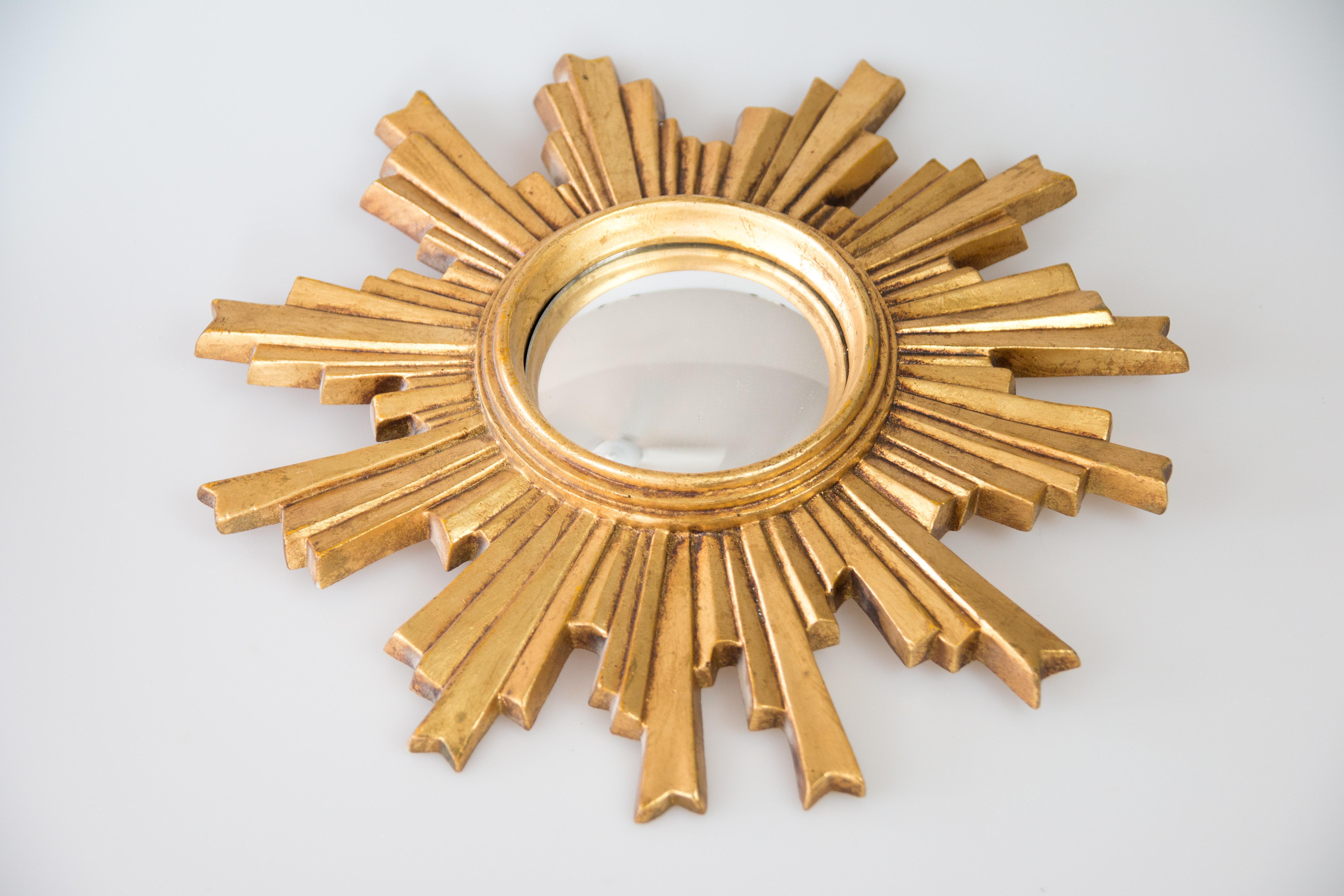 A stylish Mid 20th-Century French Art Deco style gilt resin sunburst mirror, circa 1960. It retains the original convex mirror which is surrounded by lovely rays of alternating lengths with a beautiful patina.

DIMENSIONS
14ʺW × 1.75ʺD × 14ʺH


