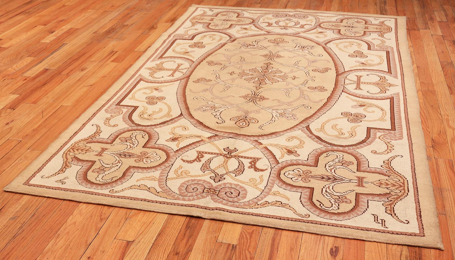 Vintage Art Deco French Rug. Size: 6 ft 4 in x 9 ft 8 in (1.93 m x 2.95 m) In Good Condition In New York, NY