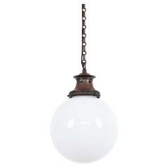 Lampada a sospensione d'epoca in vetro opalino GEC Globe Brass Gallery, C.1930