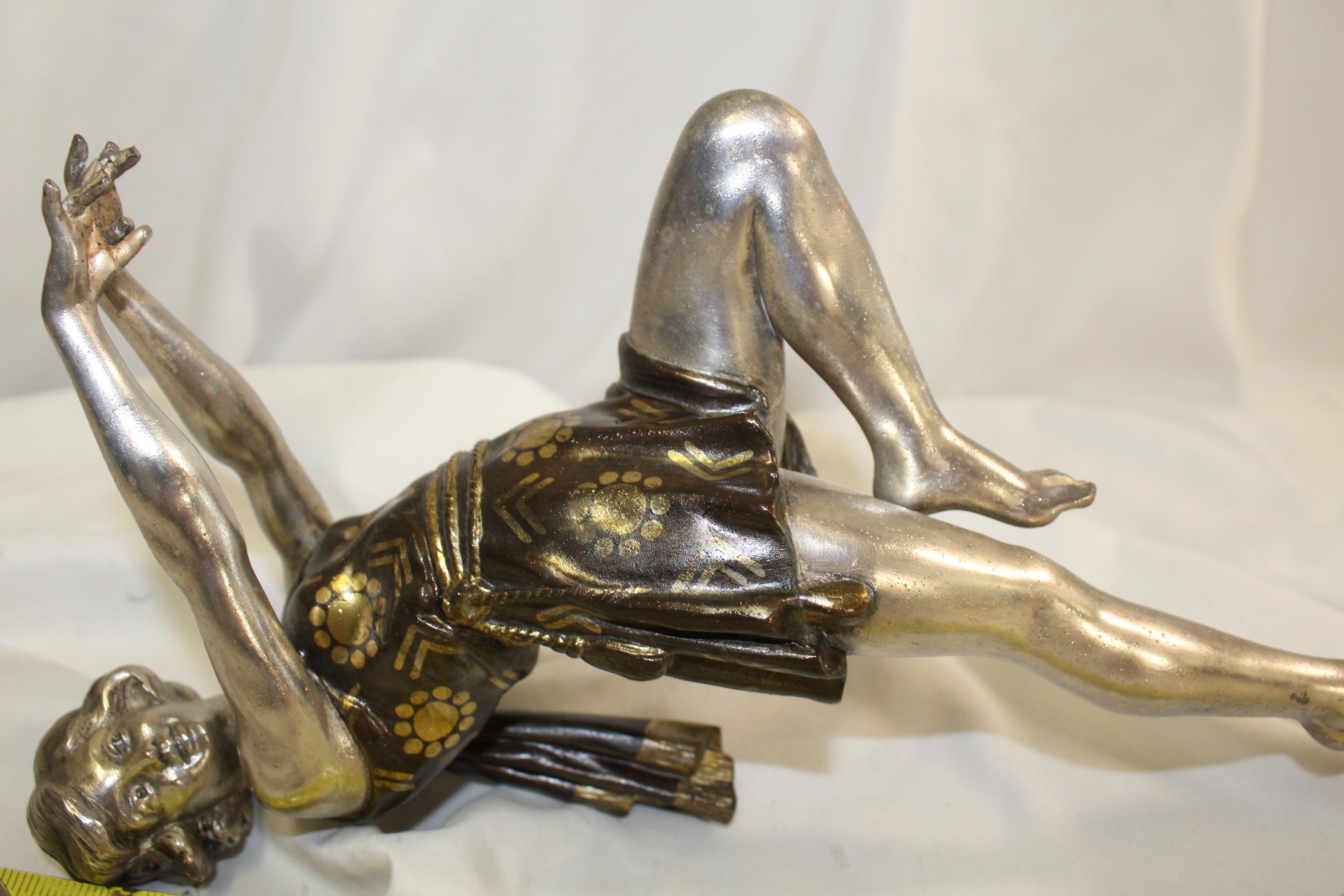 Ragazza Art Deco d'epoca , In posizione di danza , Finitura in metallo argentato, Base a piramide in vendita 2