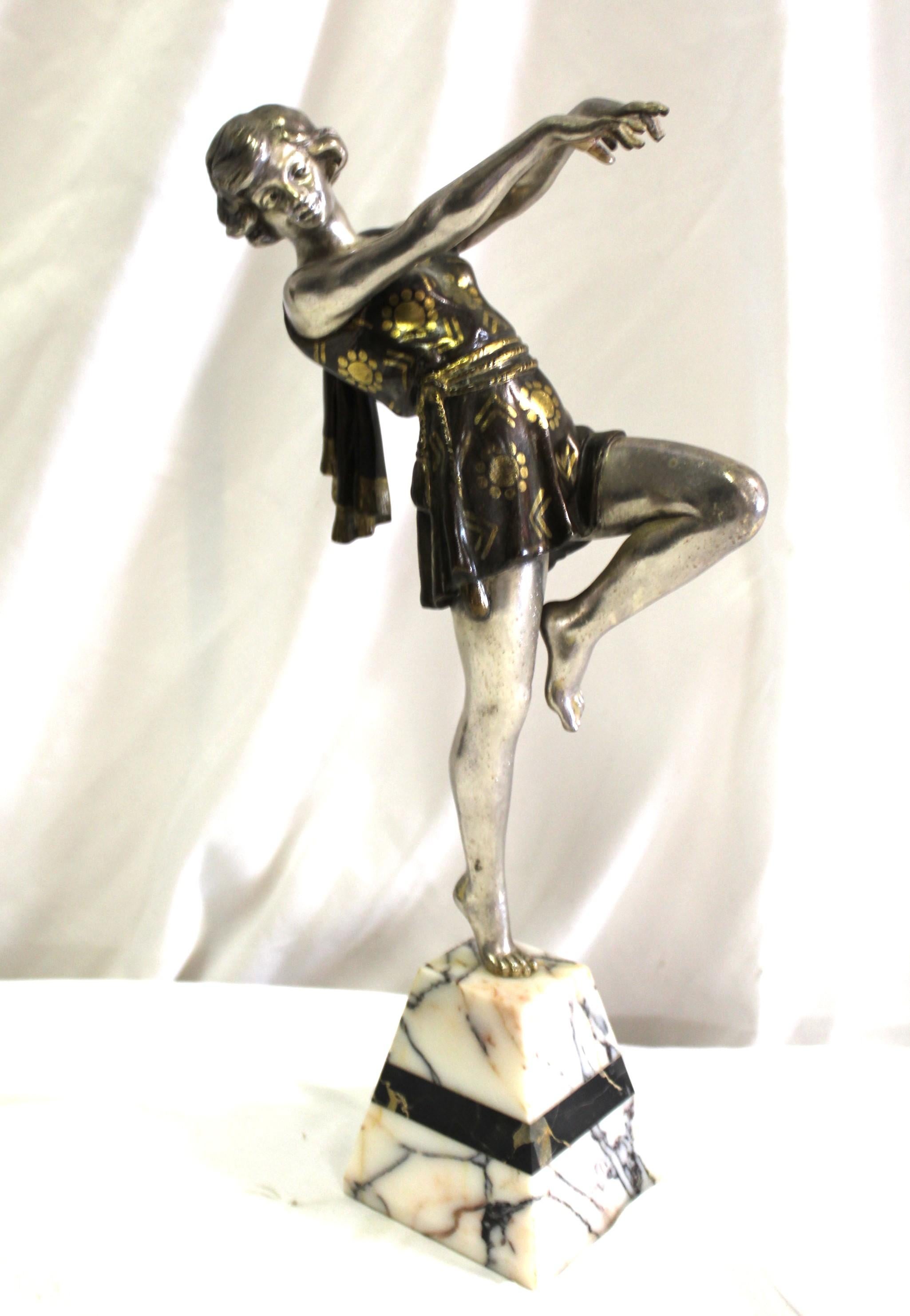 Ragazza Art Deco d'epoca , In posizione di danza , Finitura in metallo argentato, Base a piramide in vendita 3