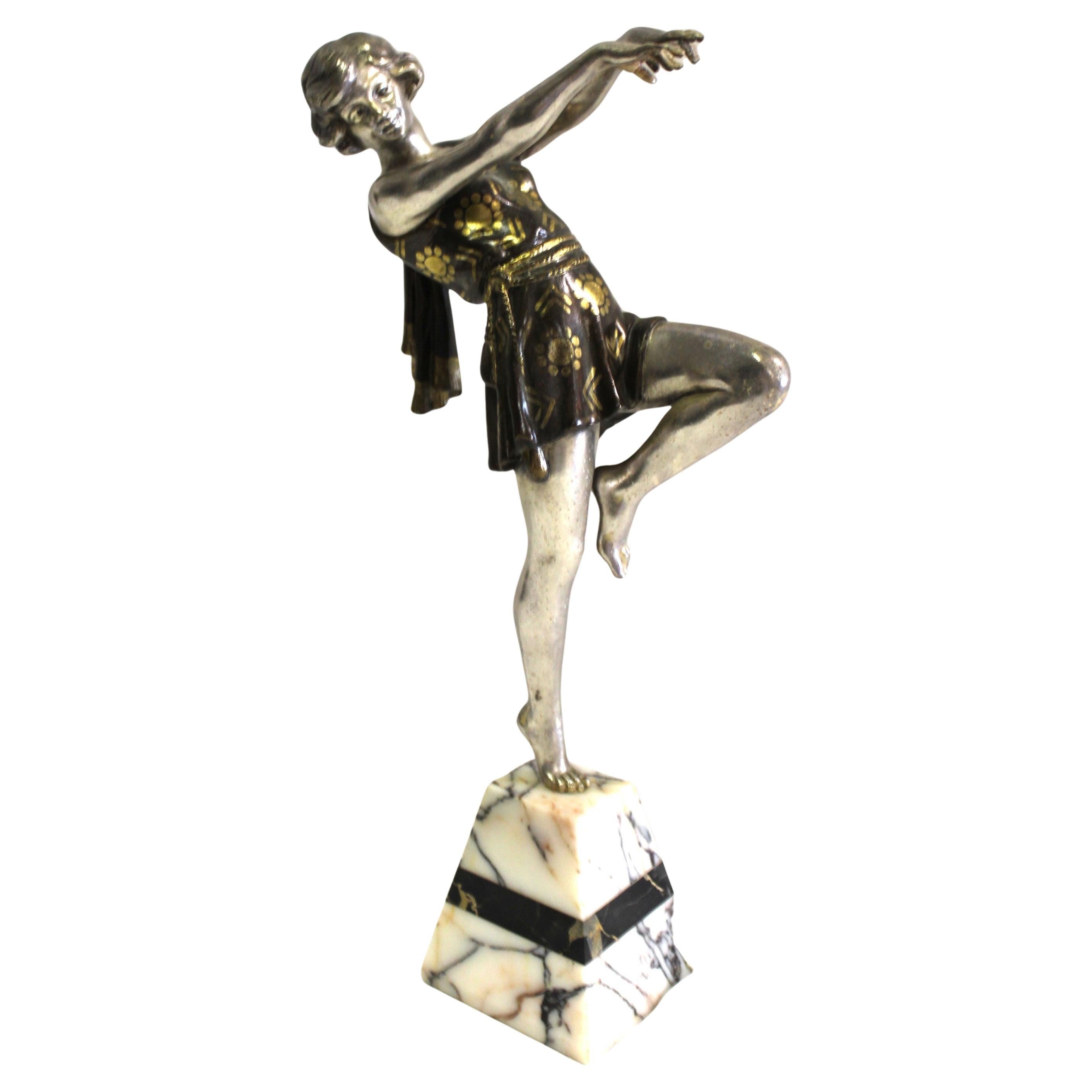 Ragazza Art Deco d'epoca , In posizione di danza , Finitura in metallo argentato, Base a piramide