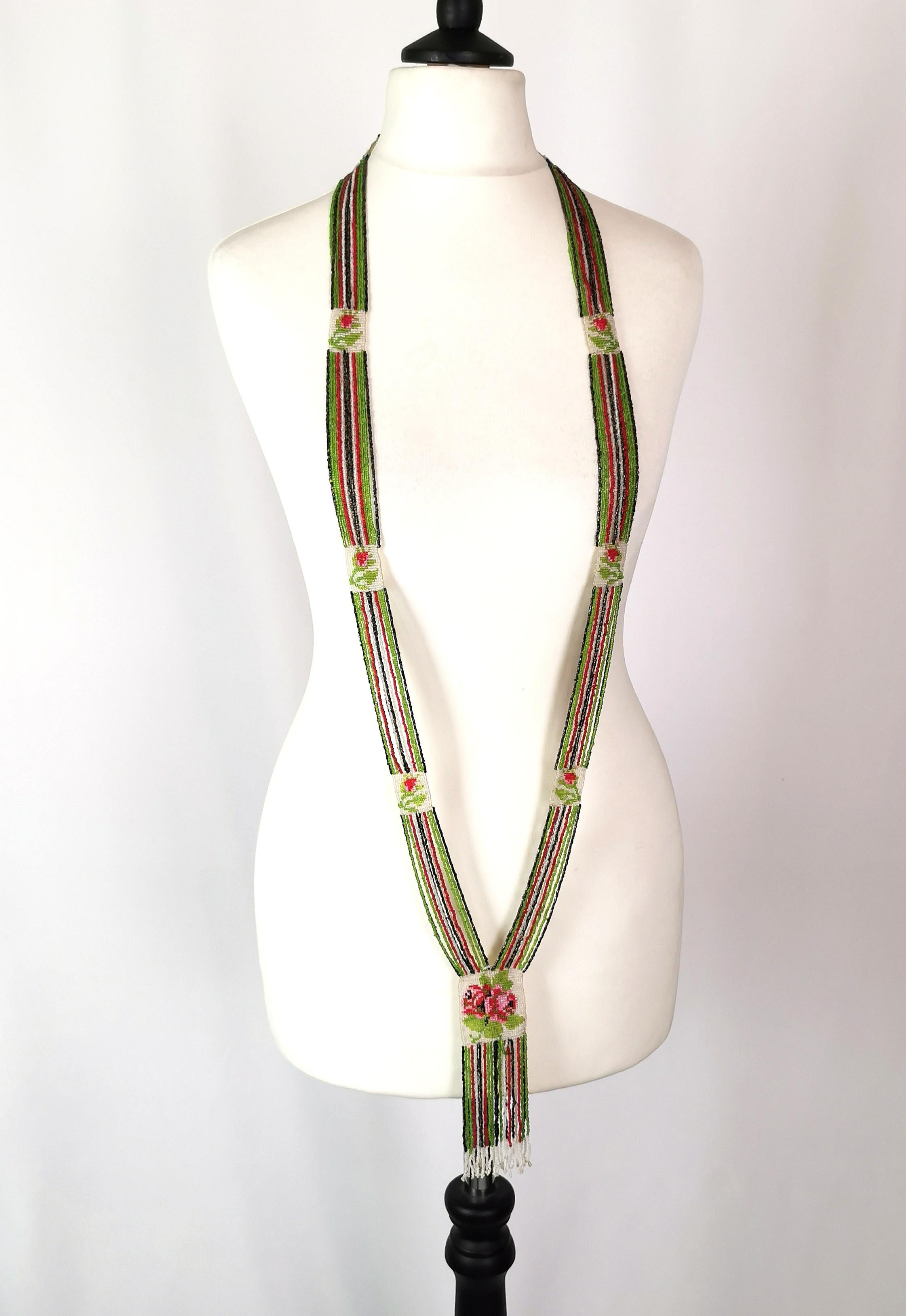 Vintage Art Deco glass beadwork sautoir necklace, floral, Flapper length  In Good Condition For Sale In NEWARK, GB
