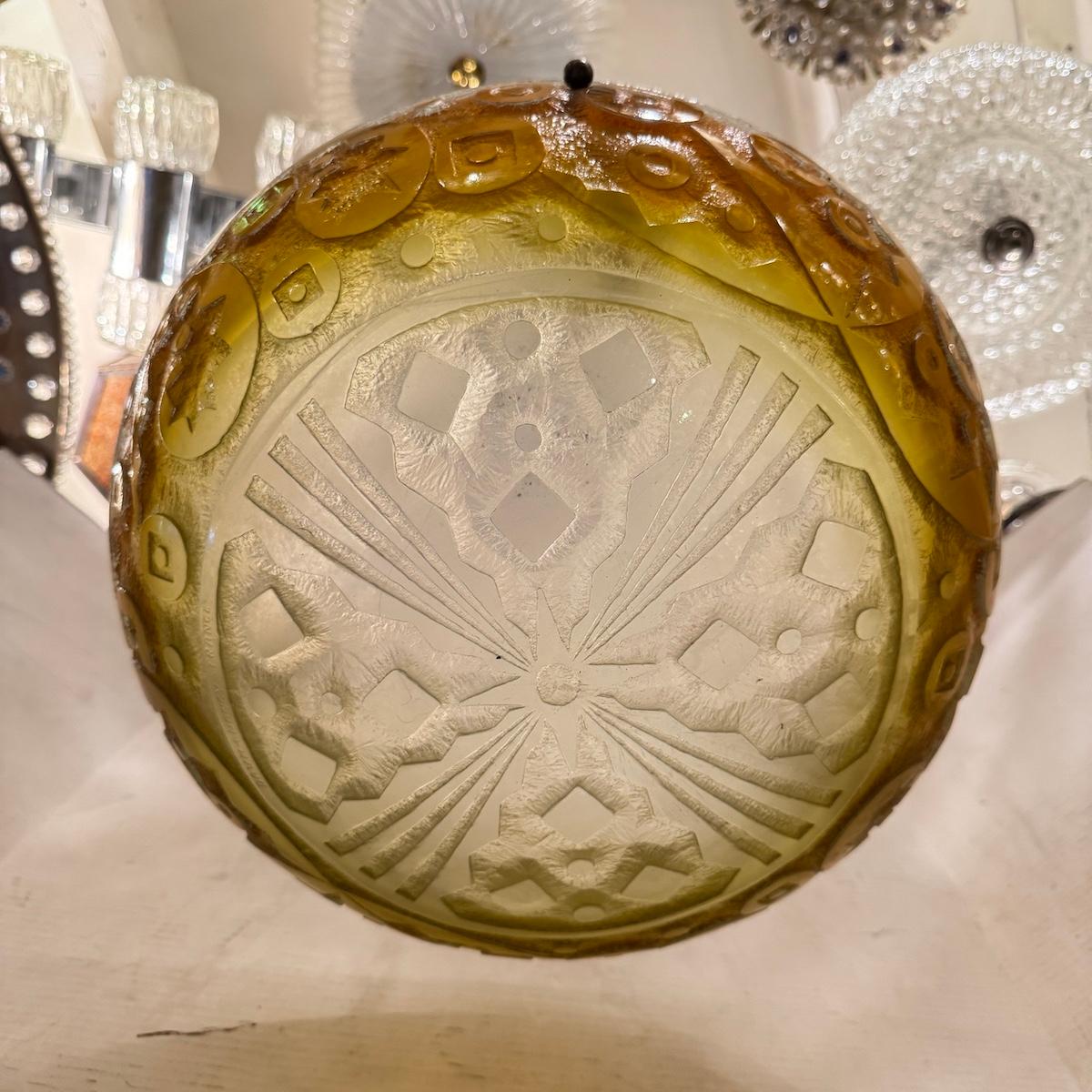 Un lampadario francese in vetro artistico del 1930 circa con 3 candelabri interni.

Misure:
Diametro: 16