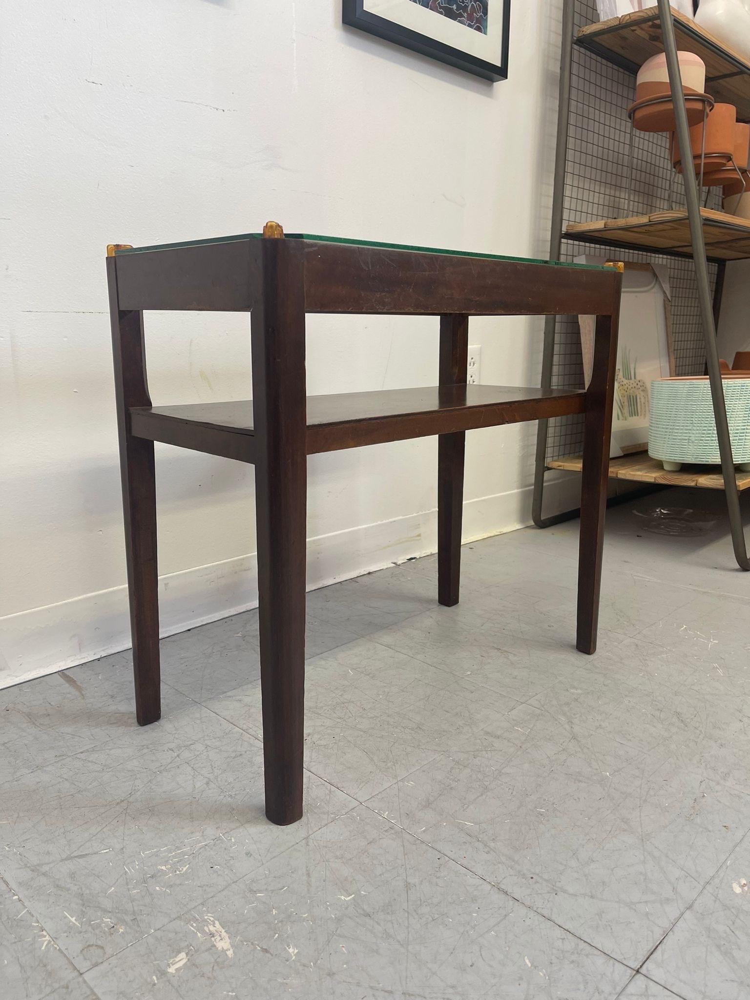 Mid-Century Modern Table d'appoint en bois à plateau de verre Art of Vintage. Uk Import. en vente