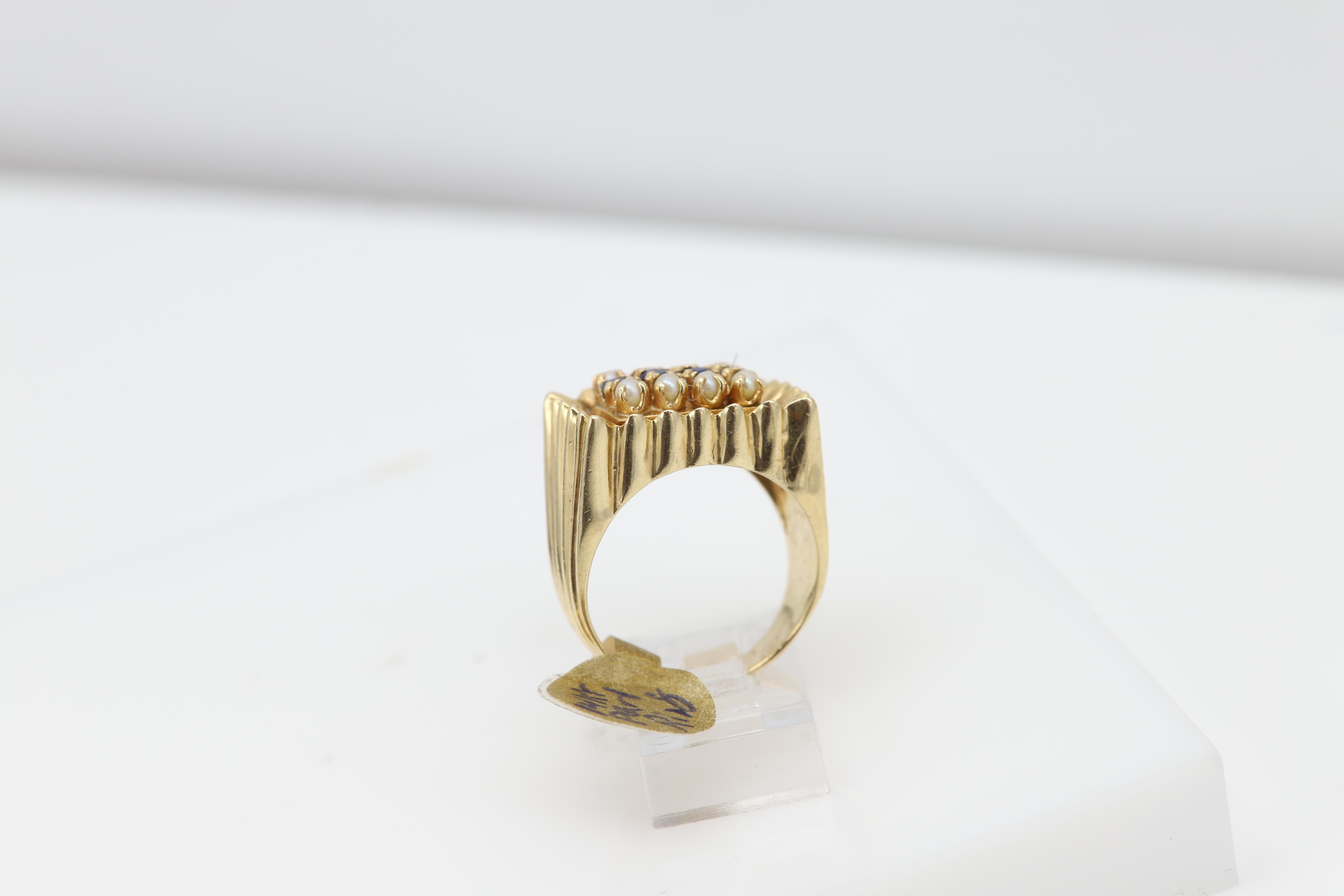 Vintage Art Deco Gold Ring Blue Sapphire and pearls 14 Karat Yellow Gold In Excellent Condition For Sale In Brooklyn, NY