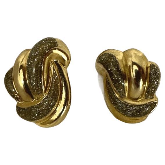 un par de tesoros atemporales que mezclan sin esfuerzo el encanto de antaño con un toque de sofisticación. Estos pendientes de oro vintage desprenden elegancia, y están elaborados a la perfección con un tono dorado rico de inspiración antigua. Las