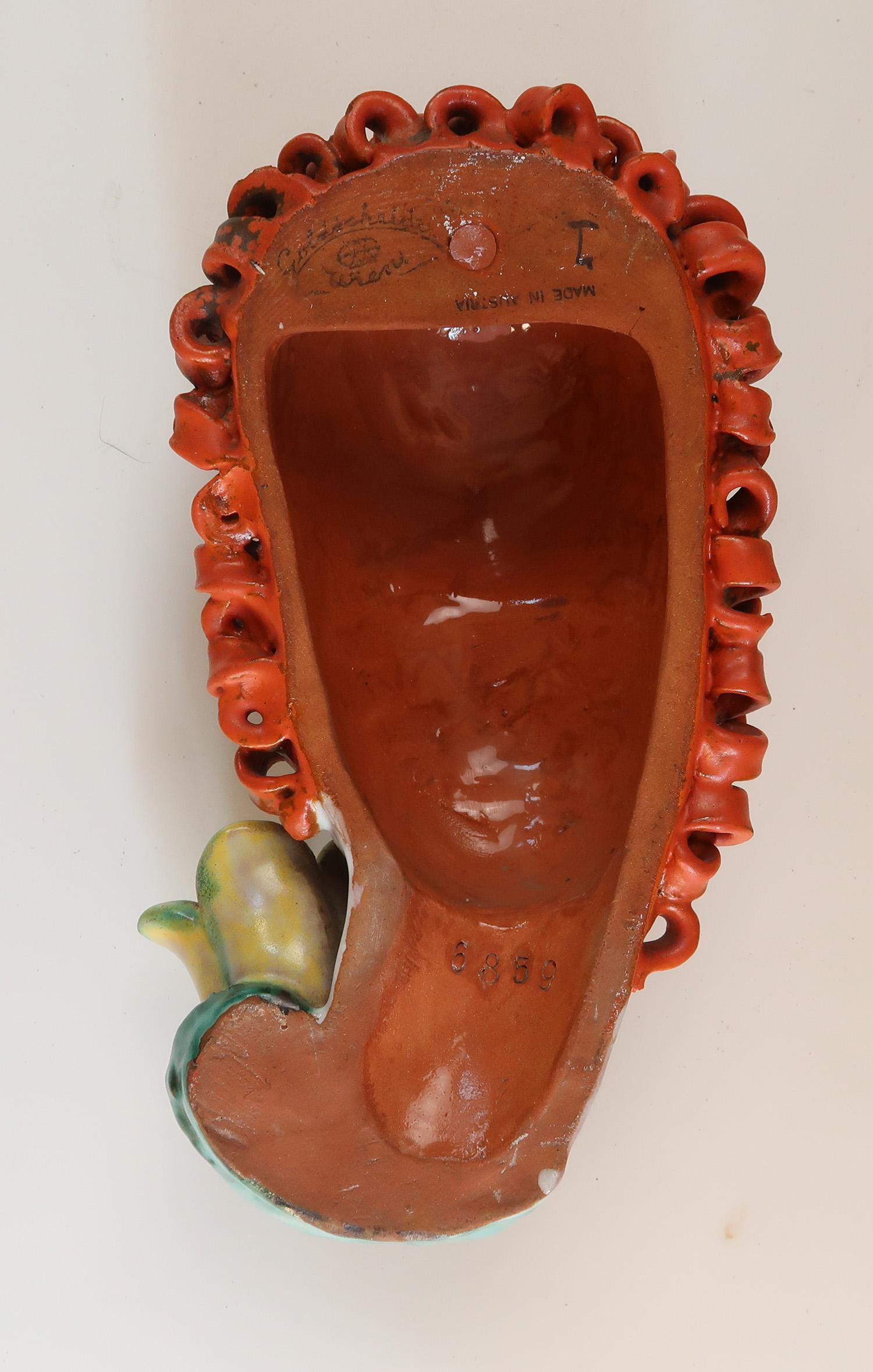 Meravigliosa maschera da parete in terracotta dipinta

Prodotto da Goldscheider, Vienna, Austria

Marchio di fabbrica sul retro

Buone condizioni/ possibile perdita di vernice su alcuni capelli

Spedizione gratuita nel Regno Unito
 