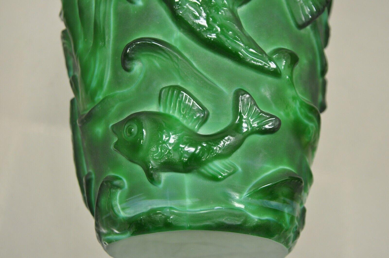 Vase vintage Art Déco « Mountainite » en verre vert avec oiseaux et poissons en vente 4
