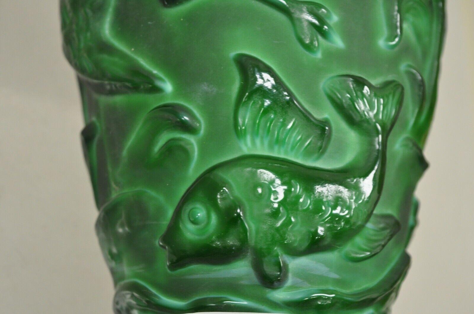 Mid-Century Modern Vase vintage Art Déco « Mountainite » en verre vert avec oiseaux et poissons en vente