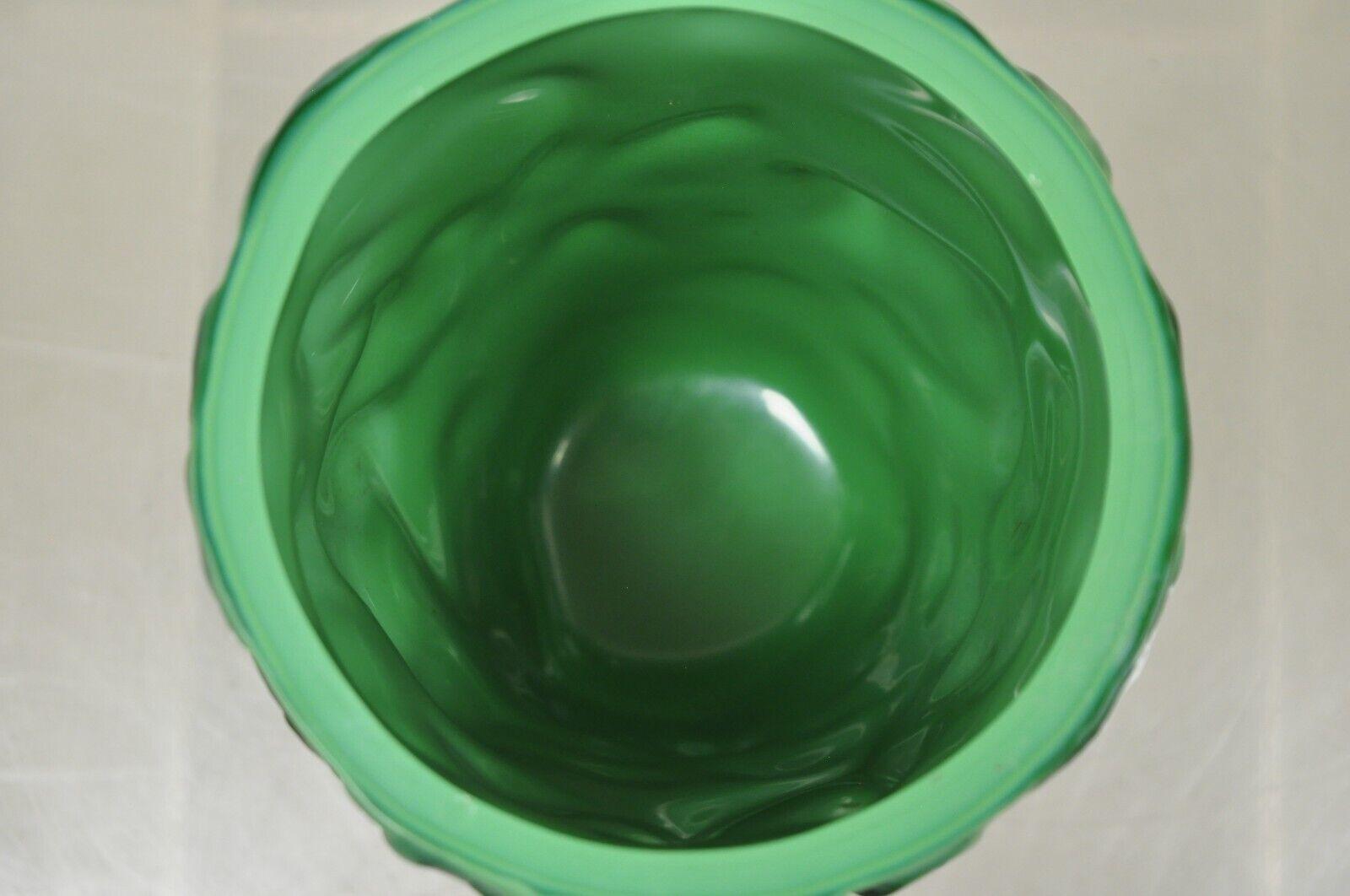 20ième siècle Vase vintage Art Déco « Mountainite » en verre vert avec oiseaux et poissons en vente