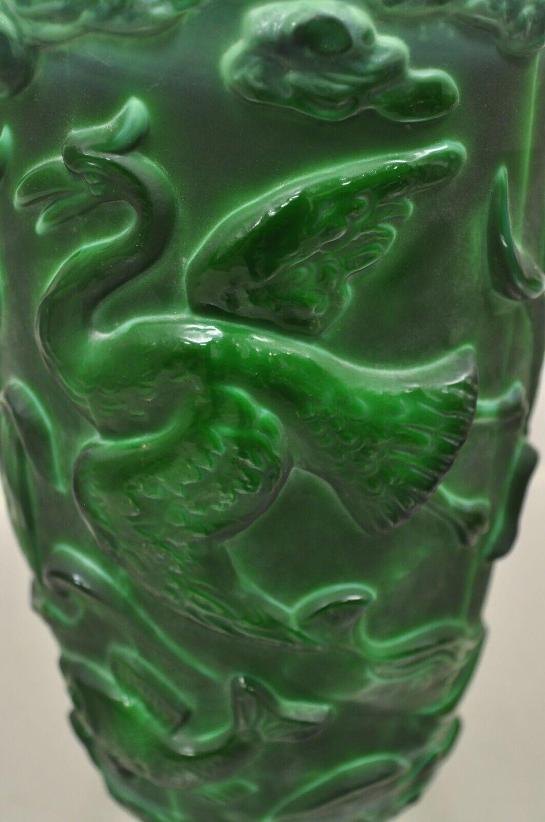 Verre Vase vintage Art Déco « Mountainite » en verre vert avec oiseaux et poissons en vente