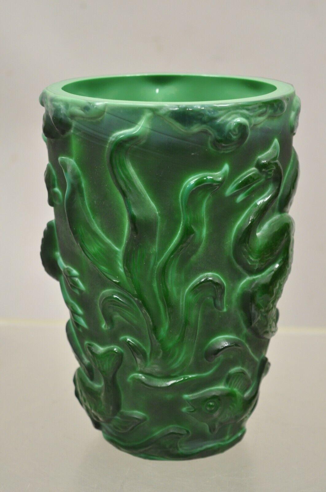 Vase vintage Art Déco « Mountainite » en verre vert avec oiseaux et poissons en vente 2