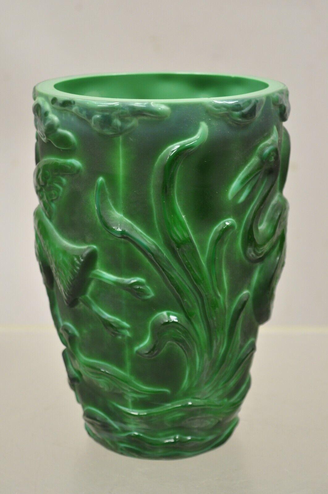 Vase vintage Art Déco « Mountainite » en verre vert avec oiseaux et poissons en vente 3