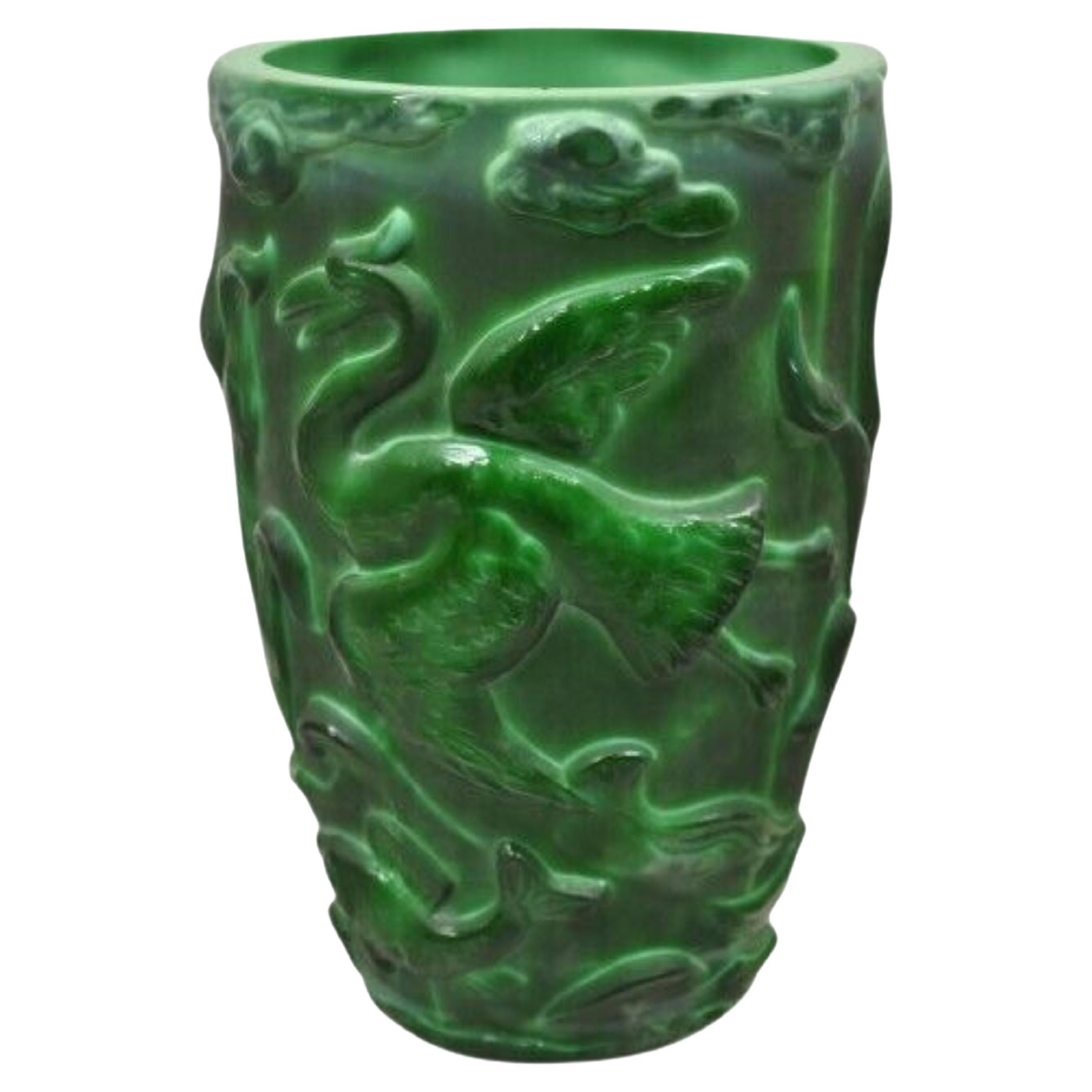 Vase vintage Art Déco « Mountainite » en verre vert avec oiseaux et poissons en vente