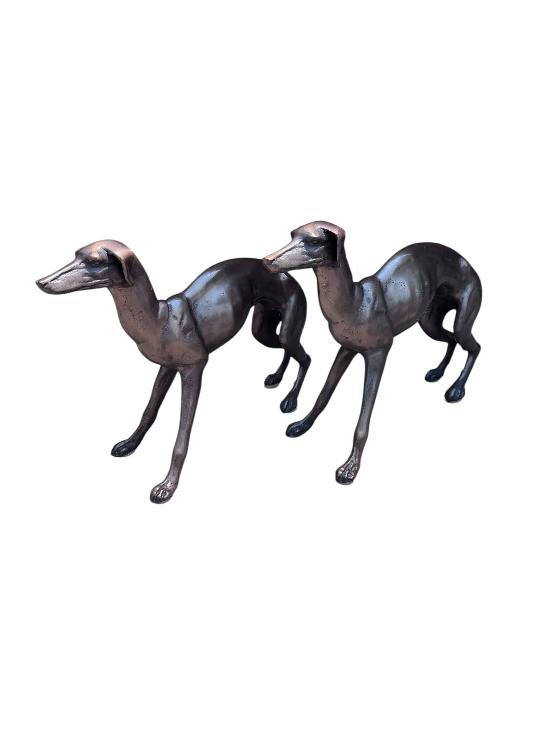 Statue di cane levriero in stile Art Deco d'epoca - Coppia

Due statuette in bronzo per cani levrieri sono un ottimo regalo vintage per un amante dei cani. Decora la tua mensola o il caminetto del tuo salotto con queste sculture uniche.

Circa metà