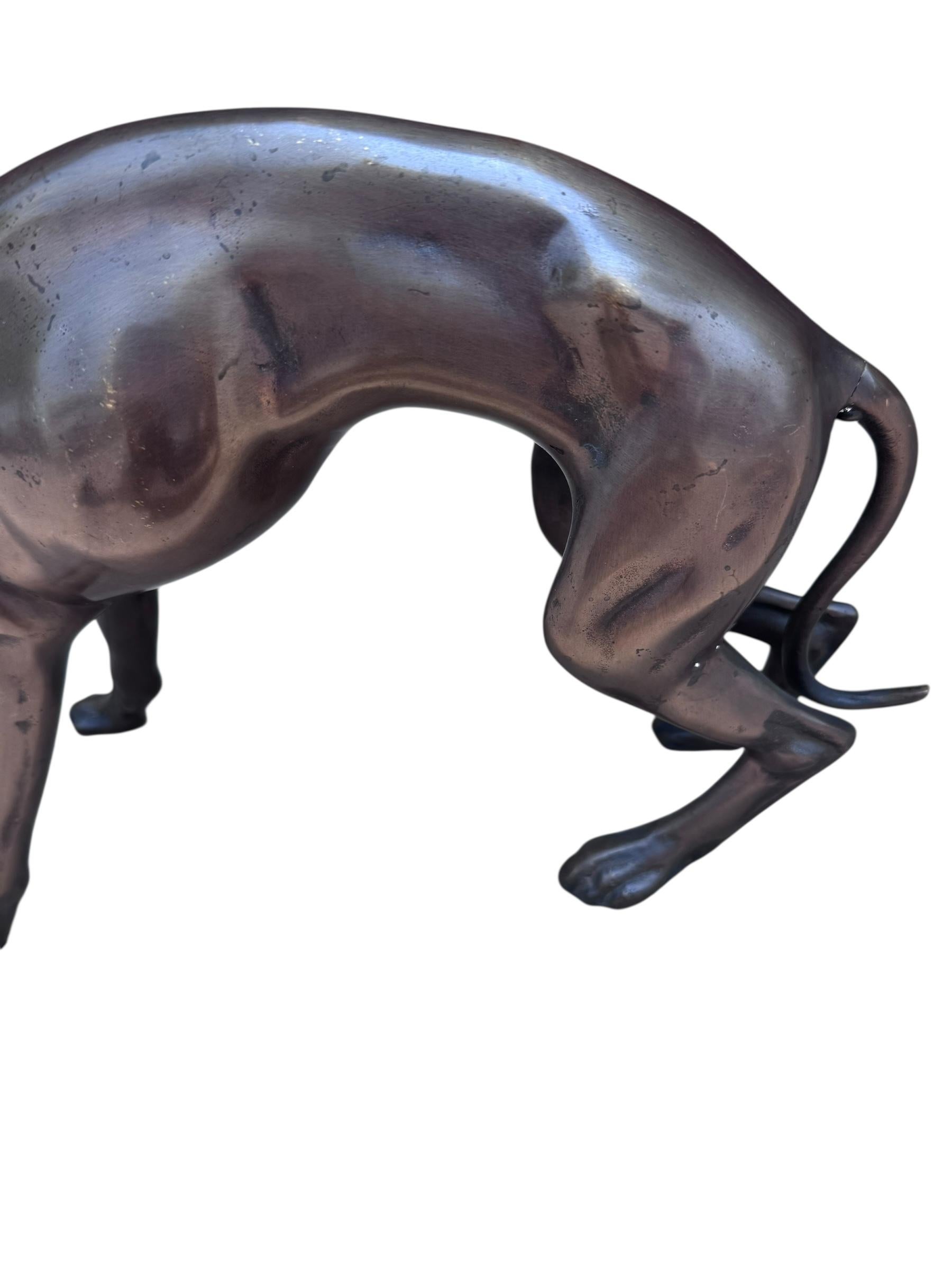 Americano Statue di cane levriero in stile Art Deco d'epoca - Coppia in vendita