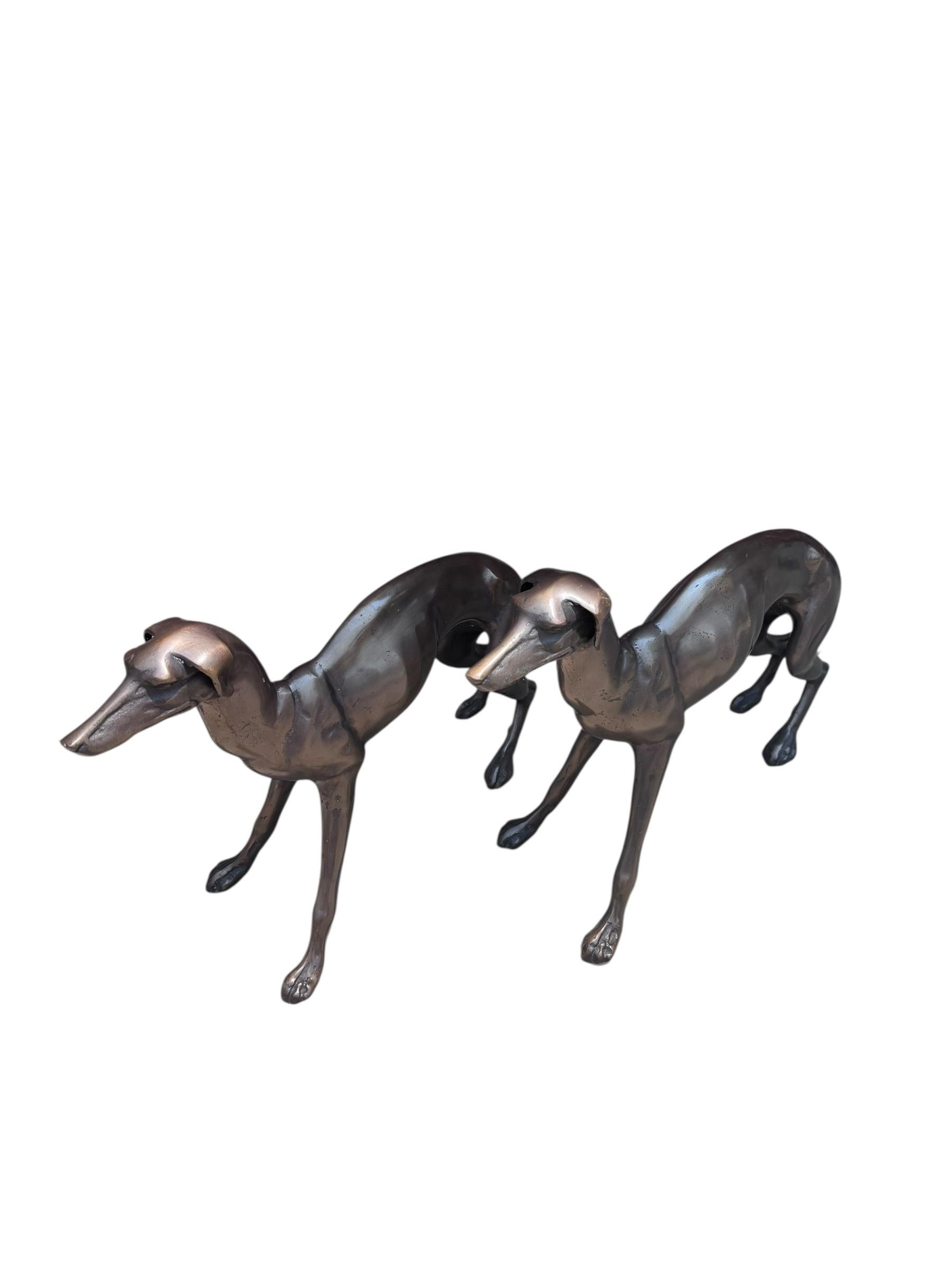 XX secolo Statue di cane levriero in stile Art Deco d'epoca - Coppia in vendita