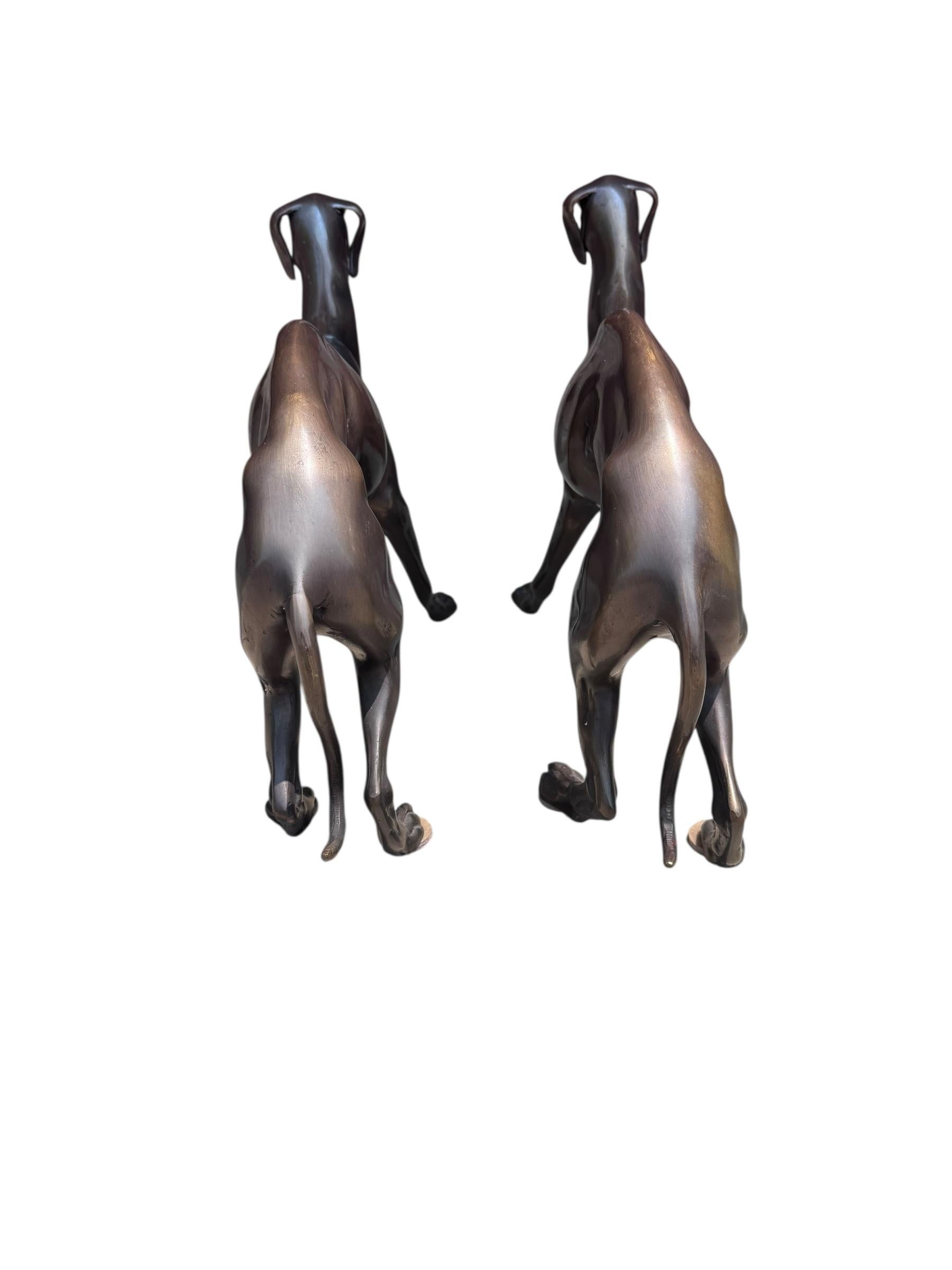 Bronzo Statue di cane levriero in stile Art Deco d'epoca - Coppia in vendita