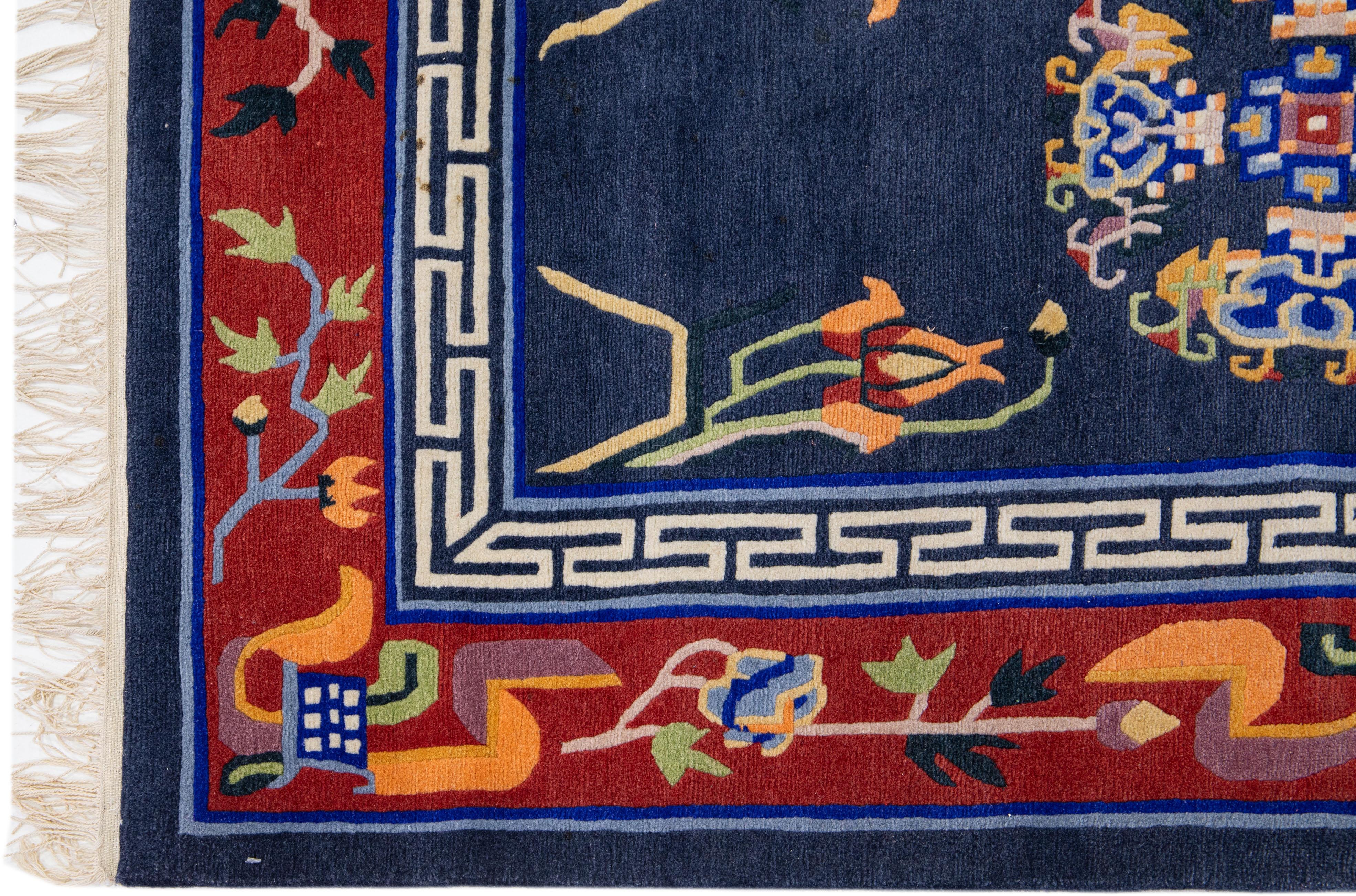 Schöner chinesischer Art Deco Wollteppich handgeknüpft mit einem marineblauen Feld. Dieses Stück hat einen roten Rahmen und mehrfarbige Akzente in einem prächtigen traditionellen Design. 

Dieser Teppich misst 3'1