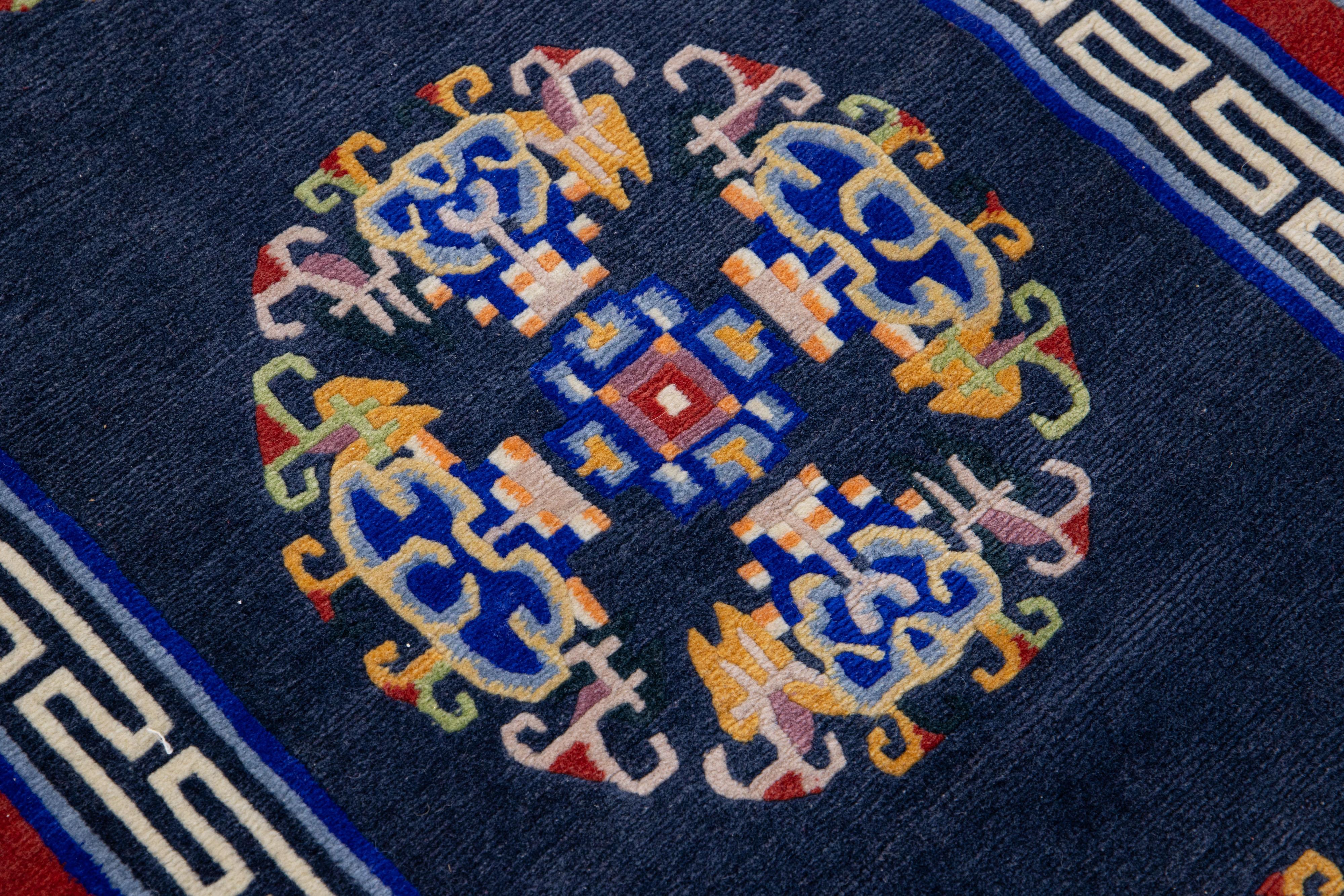 Handgefertigter blauer chinesischer Vintage-Wollteppich im Art déco-Stil mit Medaillon-Motiv (Handgeknüpft) im Angebot