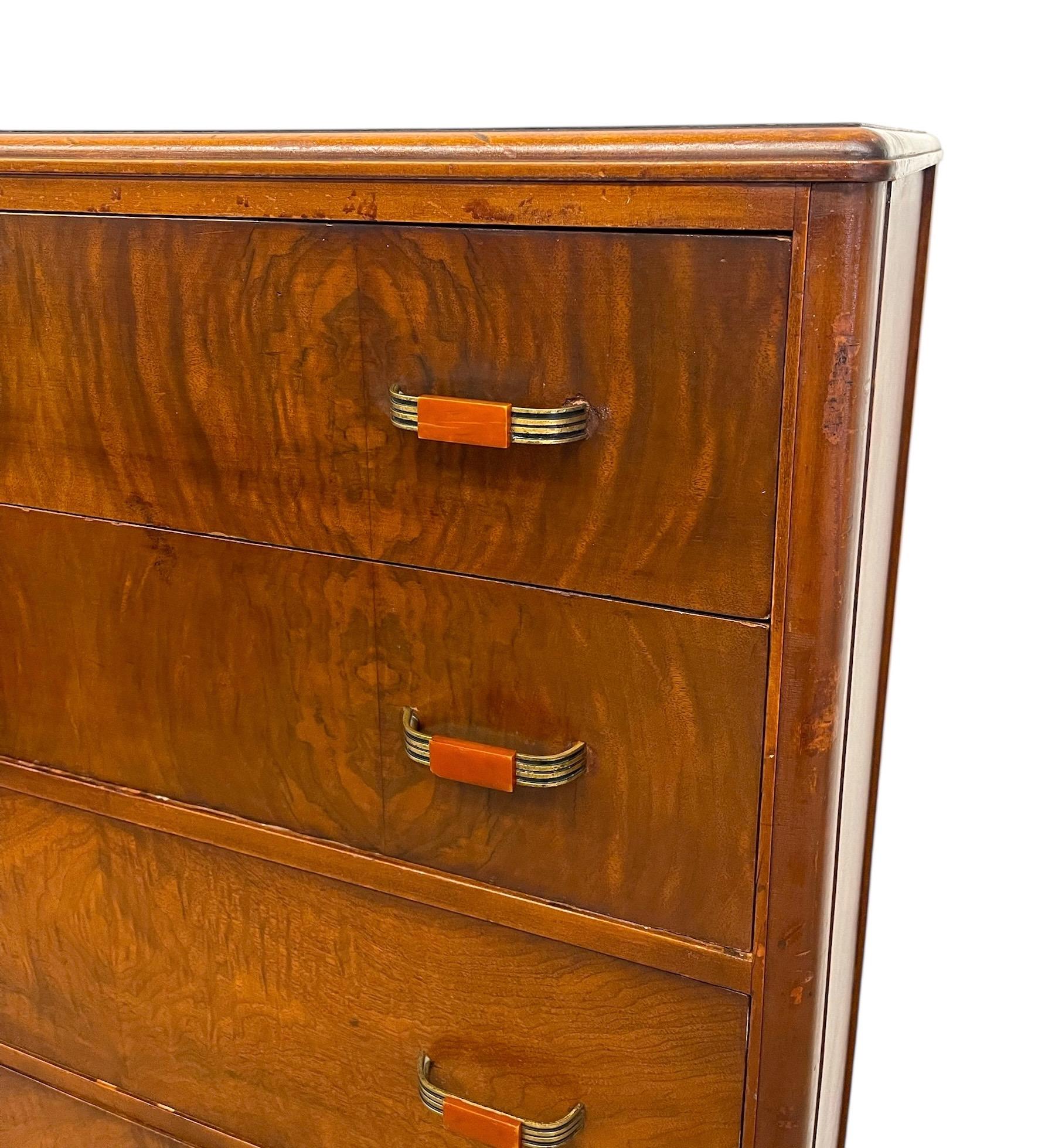 Fine XX secolo Comò Highboy Art Deco d'epoca con frontale a cascata e maniglie in bachelite in vendita