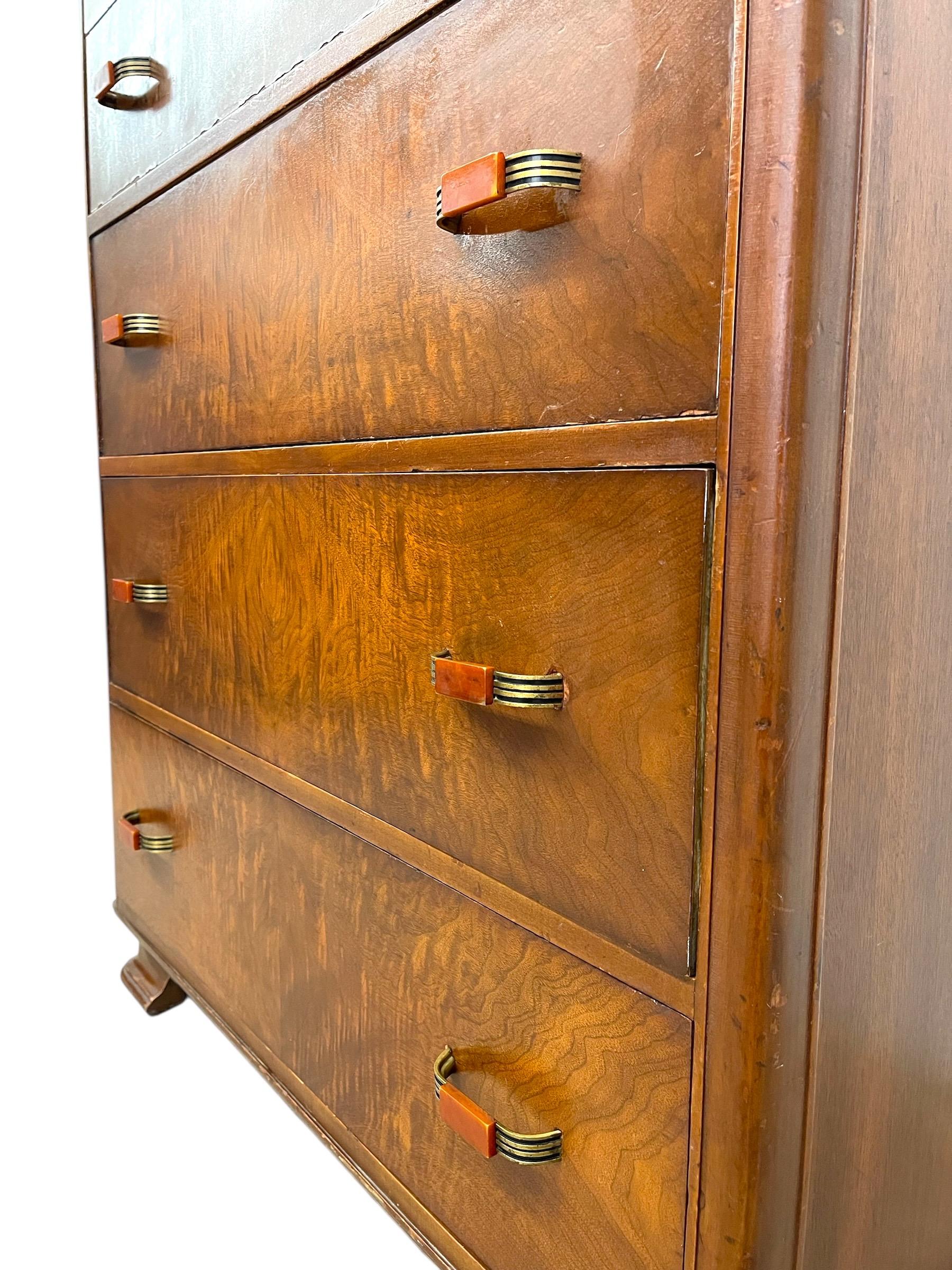 Legno Comò Highboy Art Deco d'epoca con frontale a cascata e maniglie in bachelite in vendita