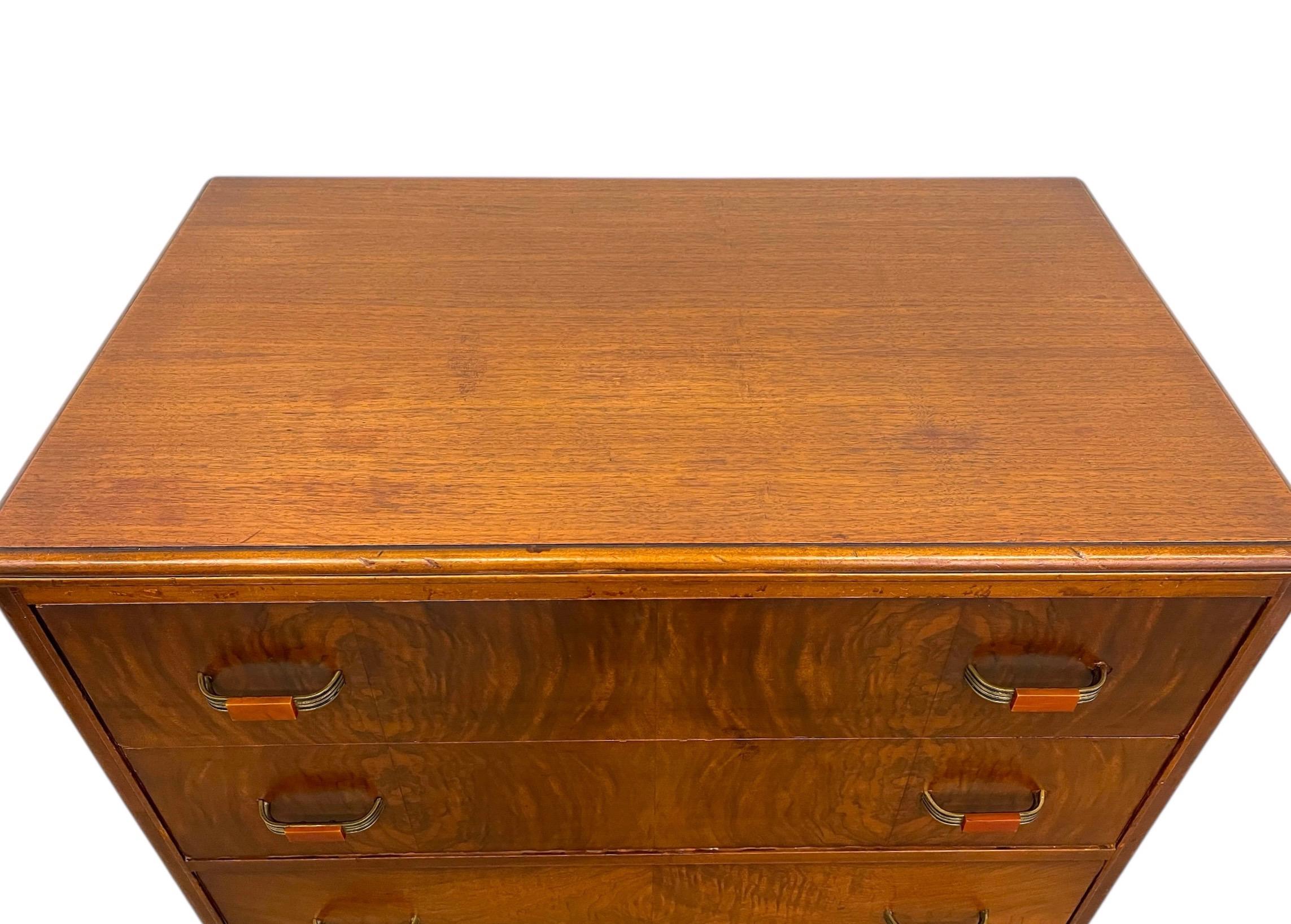 Comò Highboy Art Deco d'epoca con frontale a cascata e maniglie in bachelite in vendita 1