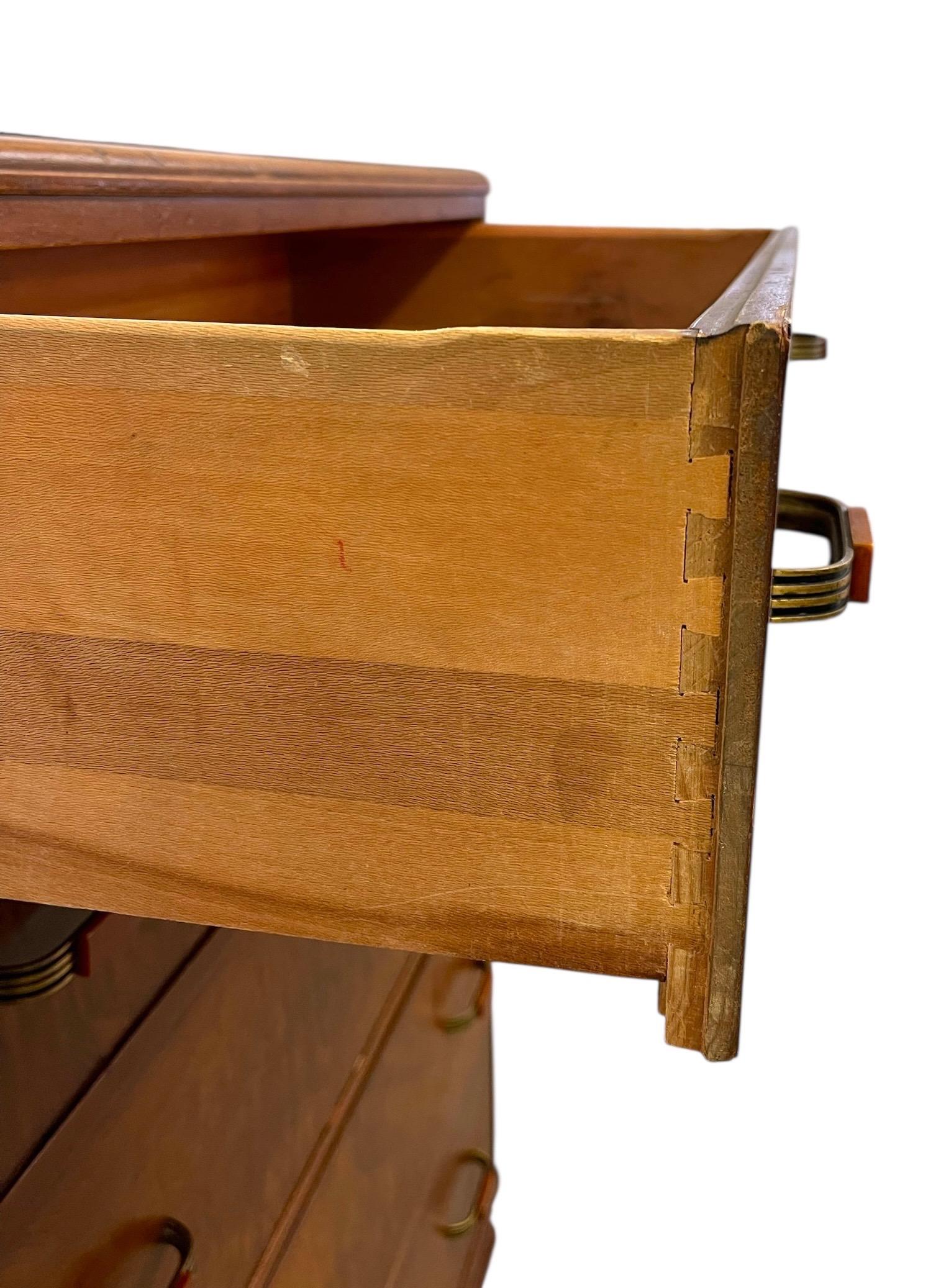 Comò Highboy Art Deco d'epoca con frontale a cascata e maniglie in bachelite in vendita 2