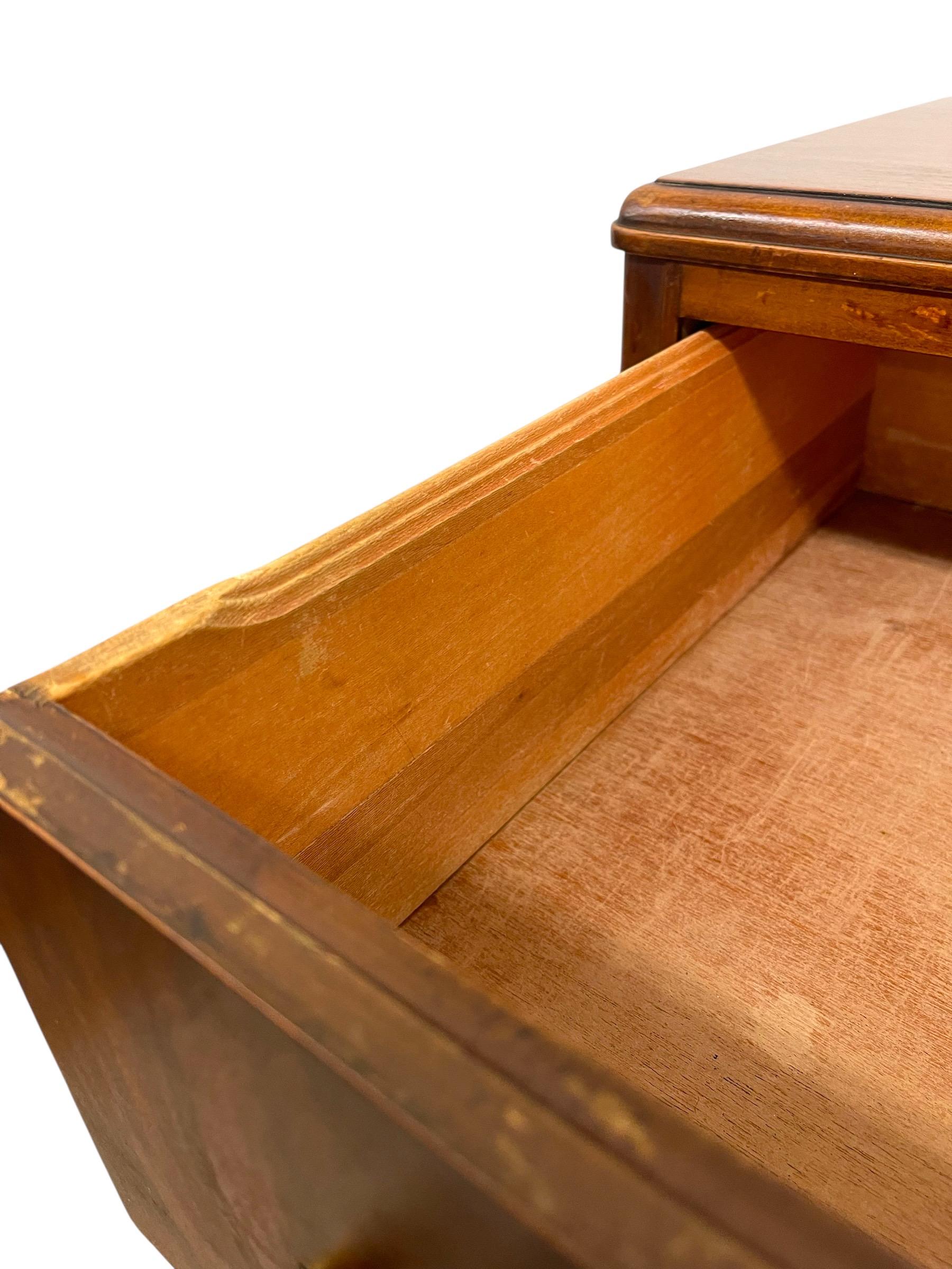 Comò Highboy Art Deco d'epoca con frontale a cascata e maniglie in bachelite in vendita 3