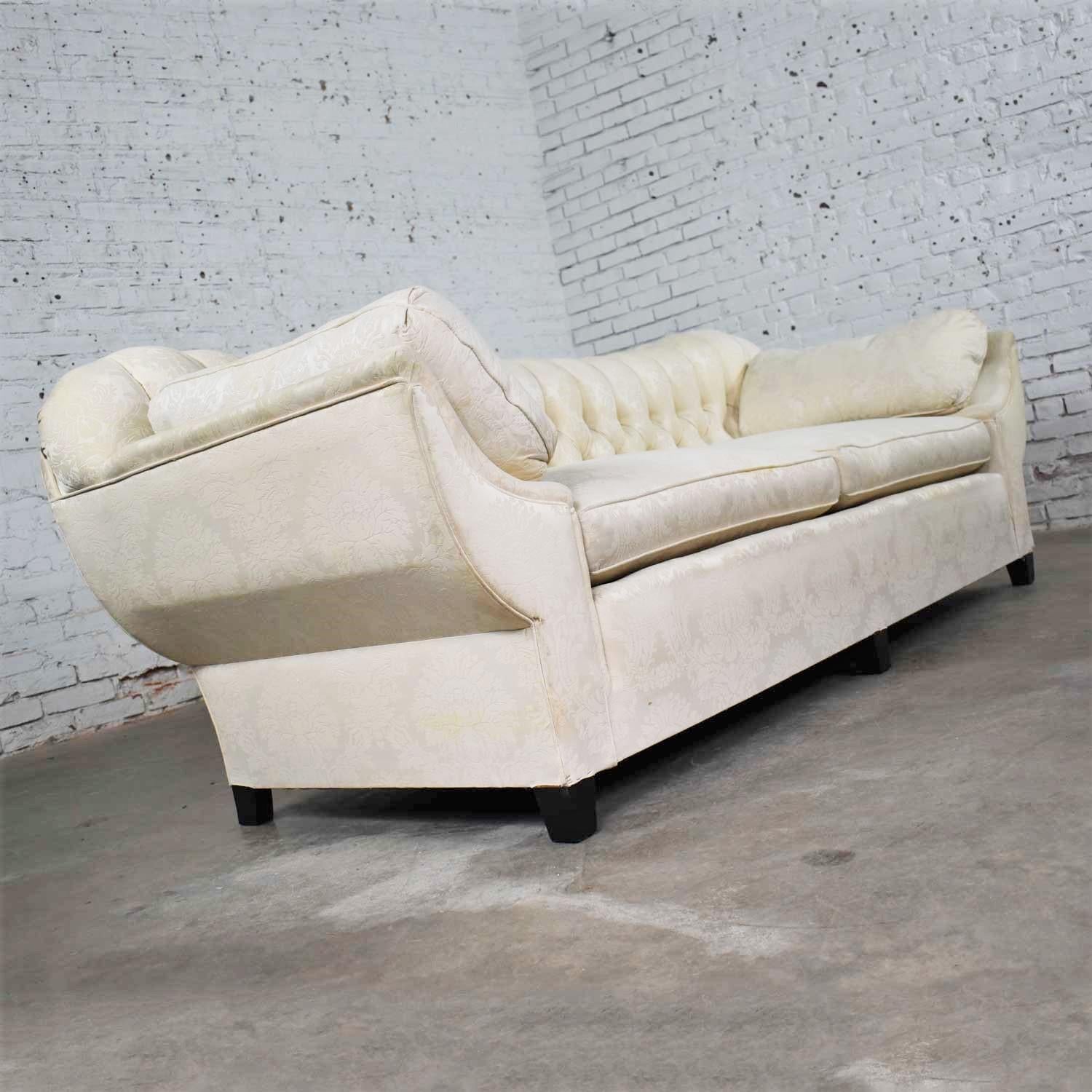 Vintage-Art déco-Sofa im Hollywood-Regency-Stil mit getufteter Rückenlehne und konkaven Kissen im Angebot 11