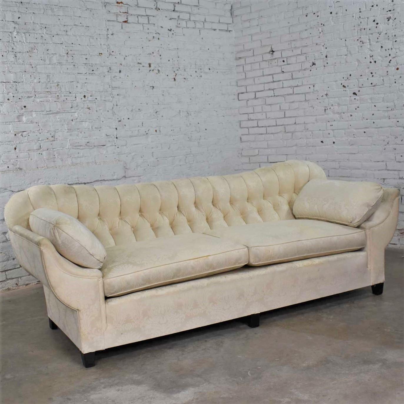 Vintage-Art déco-Sofa im Hollywood-Regency-Stil mit getufteter Rückenlehne und konkaven Kissen (Hollywood Regency) im Angebot