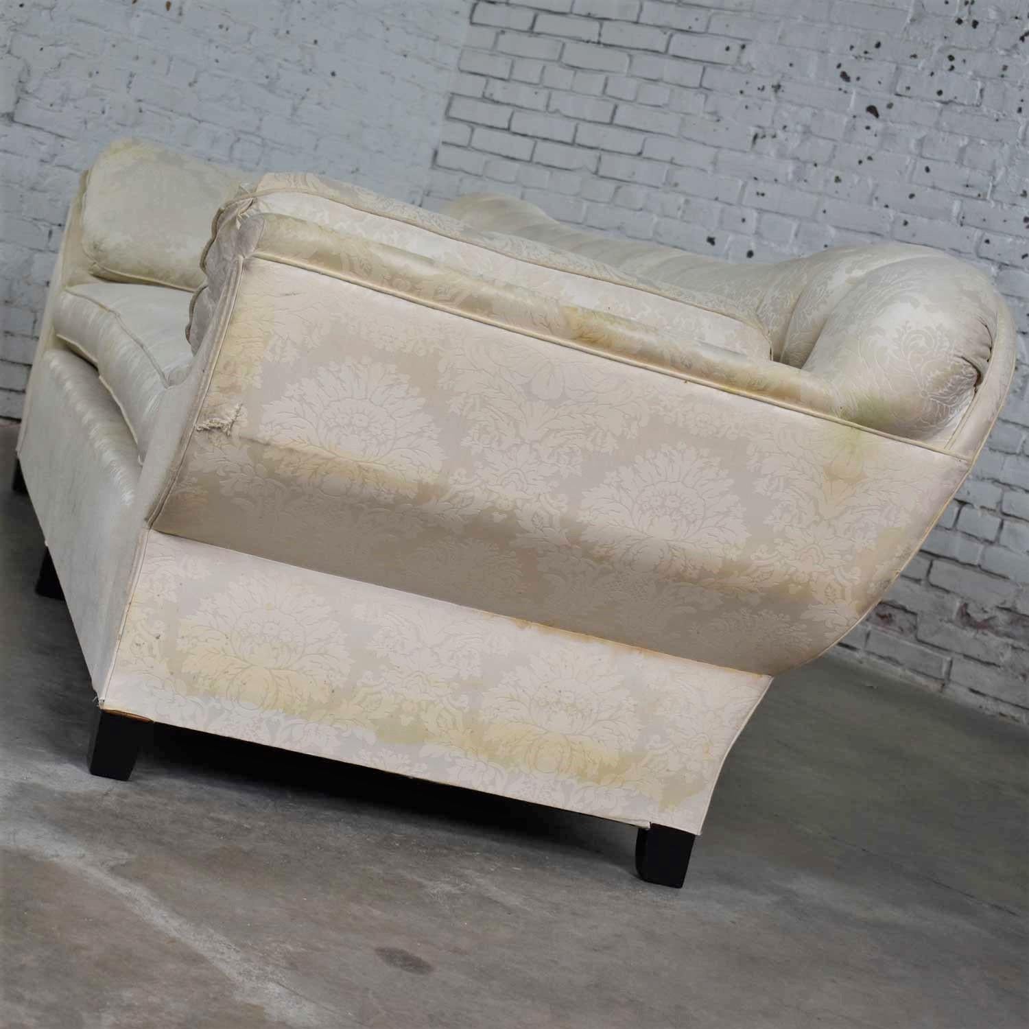 Vintage-Art déco-Sofa im Hollywood-Regency-Stil mit getufteter Rückenlehne und konkaven Kissen (Stoff) im Angebot
