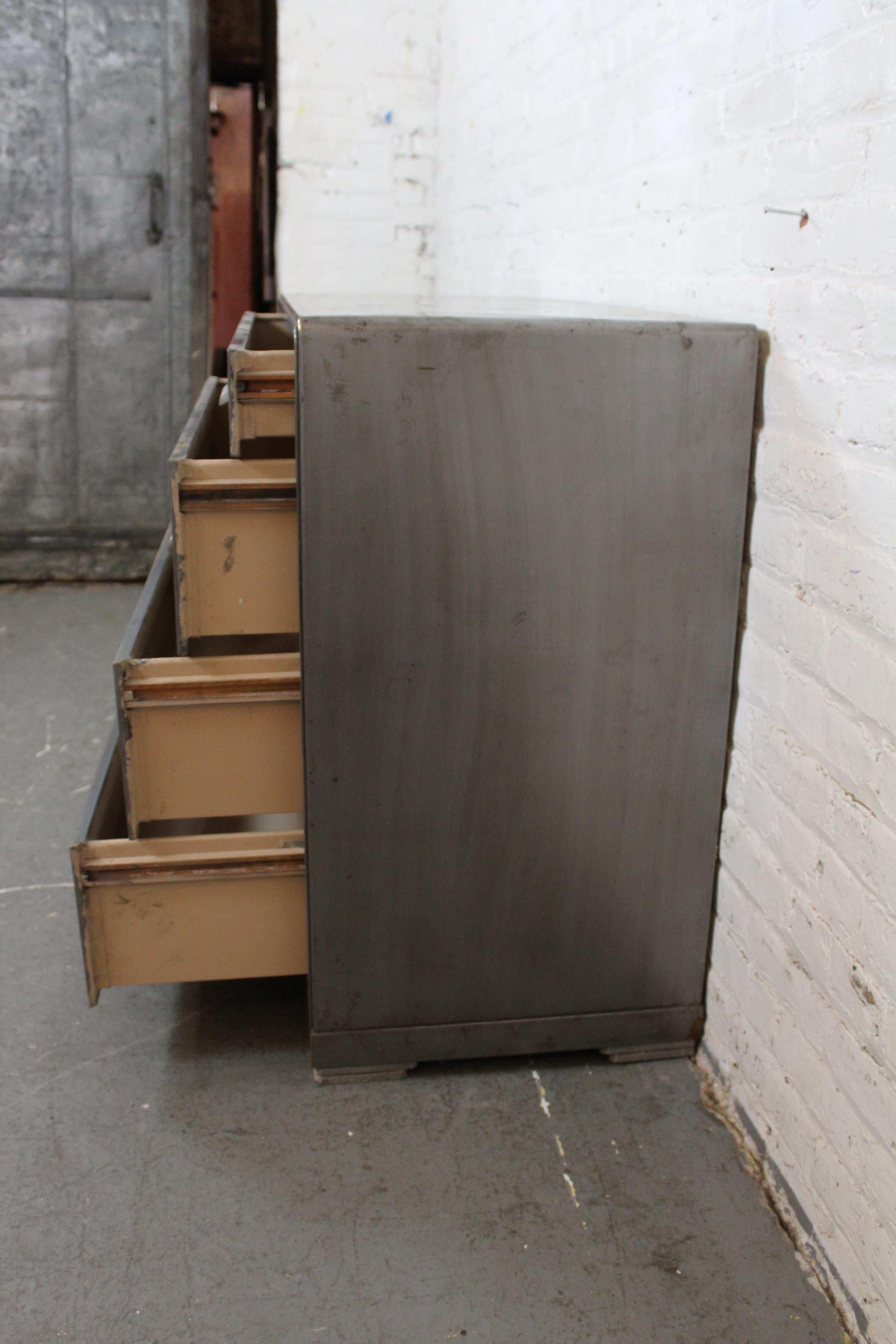 Cómoda Vintage Art Decó Industrial de metal by Simmons Furniture en venta 3