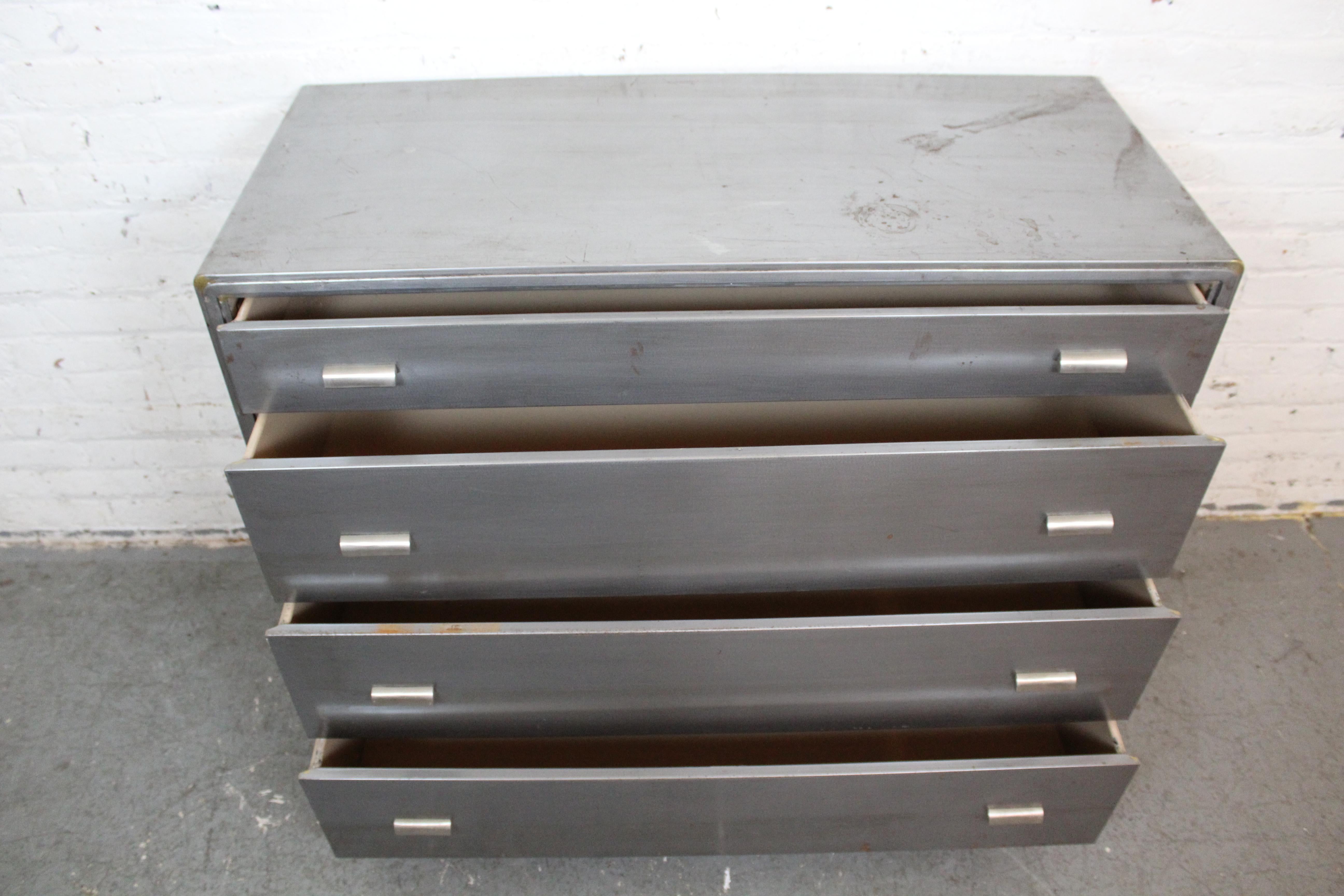 Cómoda Vintage Art Decó Industrial de metal by Simmons Furniture en venta 4