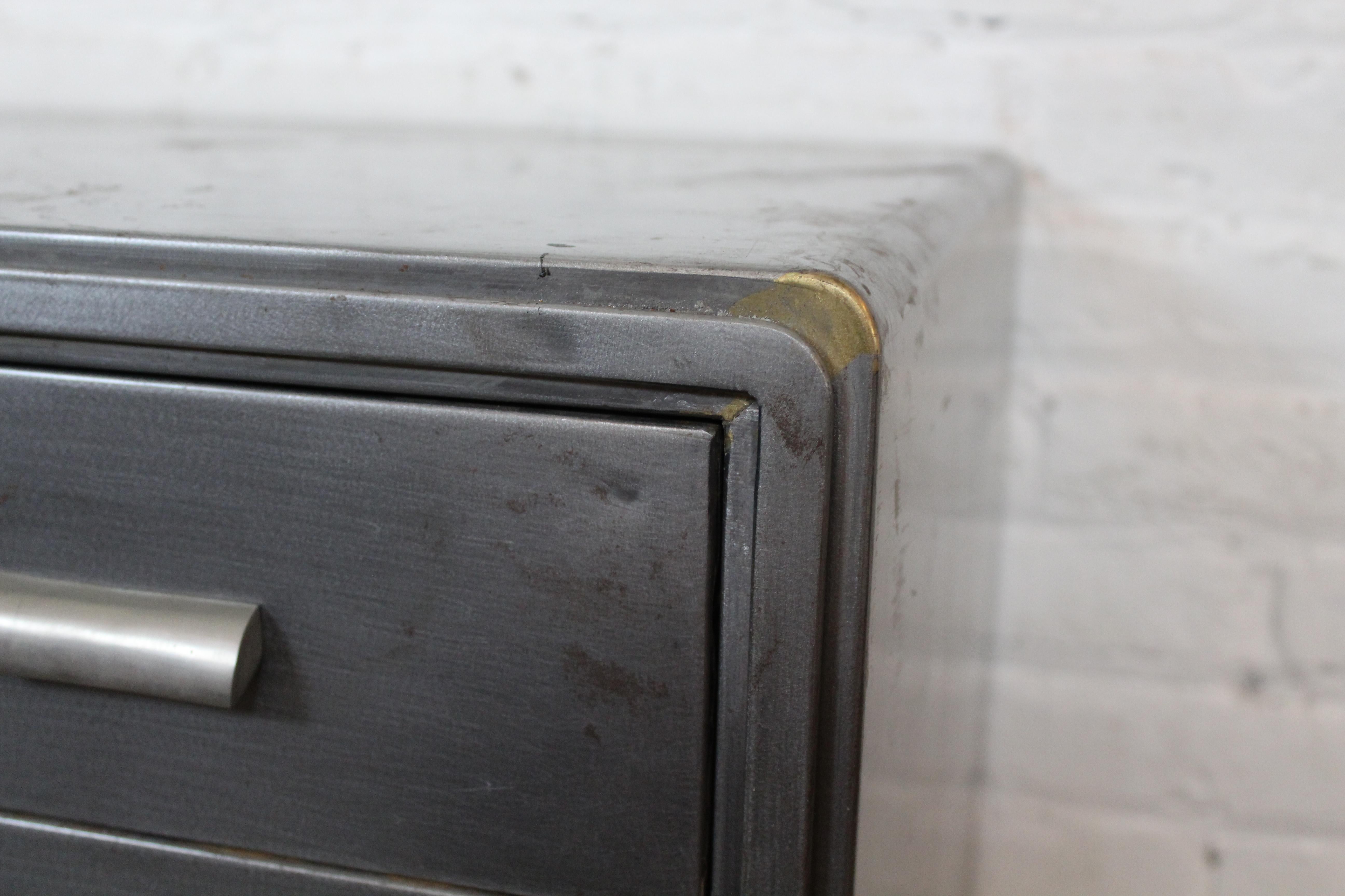Cómoda Vintage Art Decó Industrial de metal by Simmons Furniture en venta 5
