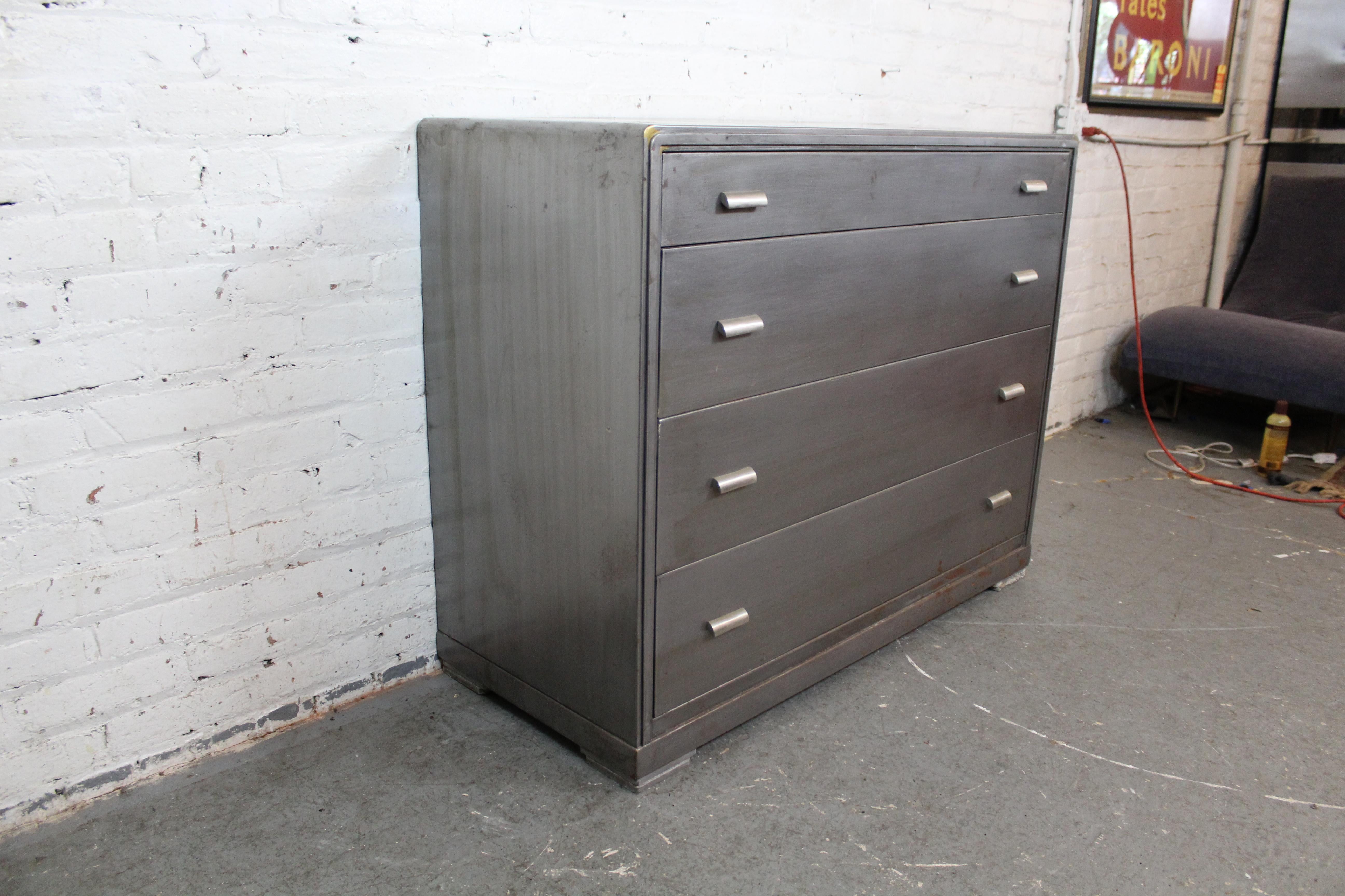 Cómoda Vintage Art Decó Industrial de metal by Simmons Furniture en Bueno estado para la venta en Brooklyn, NY